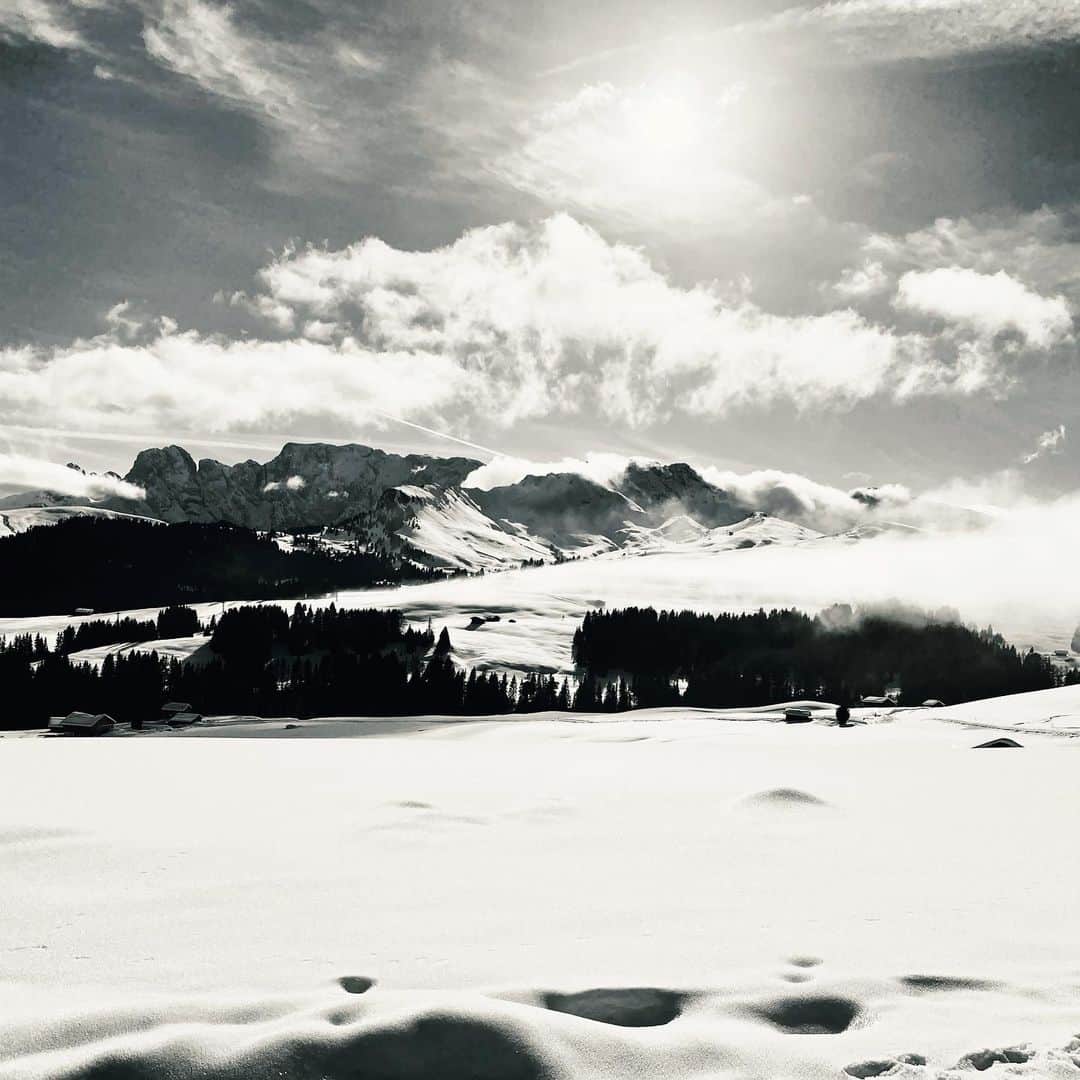カロル・ブレッサヌッティのインスタグラム：「Sorrounded by beautiful places ‘ ‘ ‘ ‘ #alpedisiusi #seiseralm #altoadigesüdtirol #beautifulplaces #magicalnature #snow #winter #mountains #alpi #skiing #skitour #crosscountryskiing #livinginparadise」