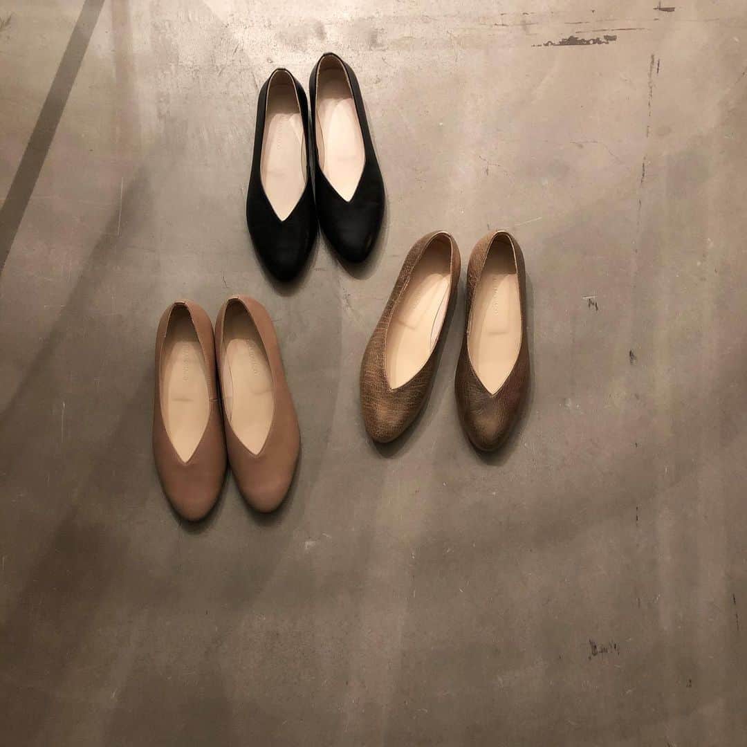 Enseのインスタグラム：「季節の変わり目に、 足元から気分を変えてみる。  @delmonaco_shoes  の カットのキレイなVパンプス。 ベーシックな色、 ポイントにゴールド。  定番にしたい1足。  #Enśe  #Ense  #Ensejewelry  #ensebridal  #バッグ  #京都  #三条 #柳馬場通 #奈良 #ならまち #春 #パンプス #delmonaco」