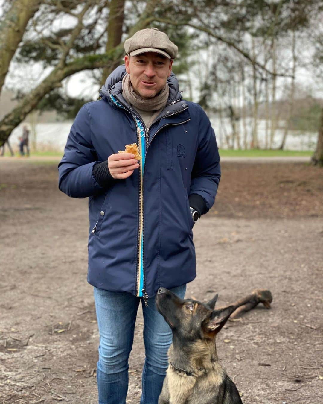 ジョン・テリーさんのインスタグラム写真 - (ジョン・テリーInstagram)「Dog Walk & a Bacon Sandwich 🥪 🐾 @sandbanks 👌🏻」2月7日 20時53分 - johnterry.26