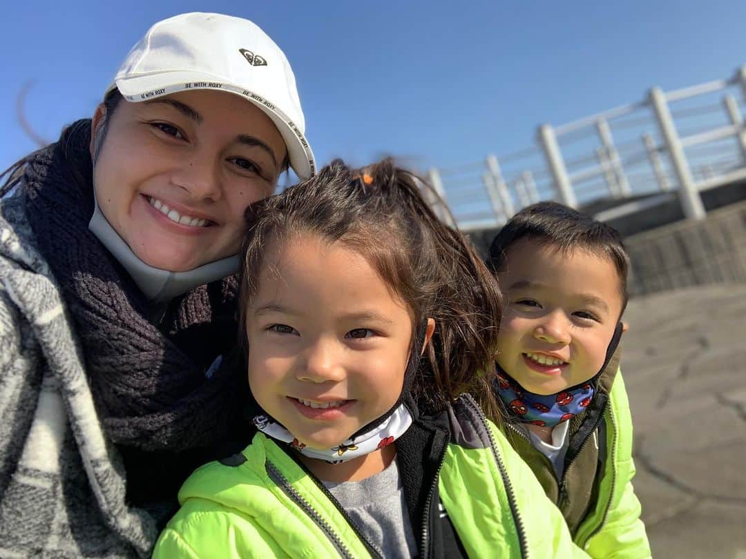 エリナ シルカのインスタグラム：「Morning walks with the kiddos 😎 今日は山田ディー、珍しく日曜日練習だったから朝から4人で2時間くらいお散歩(^^) 寄り道沢山して、おしゃべりして、帰りにスーパーも寄れて、私としては100点満点！ るーはずっと寝てくれて本当に素晴らしい。笑」