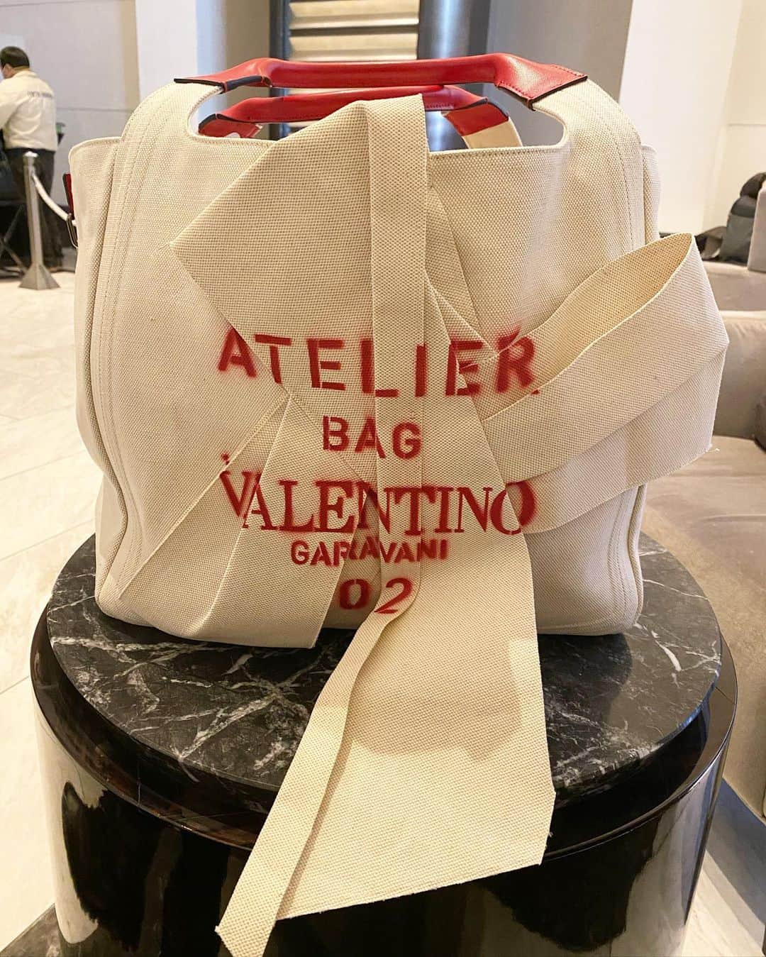 木村安梨沙のインスタグラム：「一泊の旅行とかで 丁度いいサイズのBIGトート🛍 お気に入り♥️ 夏場も可愛いだろうなぁ🥰」