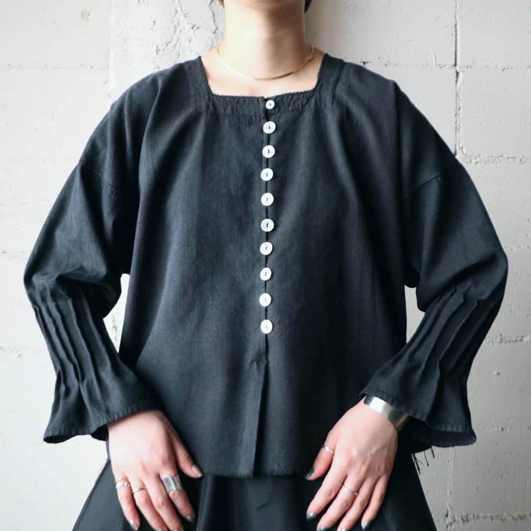 吉祥寺 古着屋 Orfeoのインスタグラム：「. Antique Linen Short Blouse  #orfeo #kichijoji #tokyo #vintage #used #fashion #coordinate #outfit . . .  お問い合わせはインスタグラムのプロフィール掲載のメールアドレスにお願いいたします。コメント、DMでのお問い合わせは受け付けておりませんのでご了承ください。 ONLINE SHOPの商品も店頭にてご購入頂けます。気になる商品がございましたらスタッフにお声掛けください。 . 新型コロナウィルス感染症予防対策を徹底して営業しております。ご来店の際はマスク着用、手指消毒にご協力ください。」