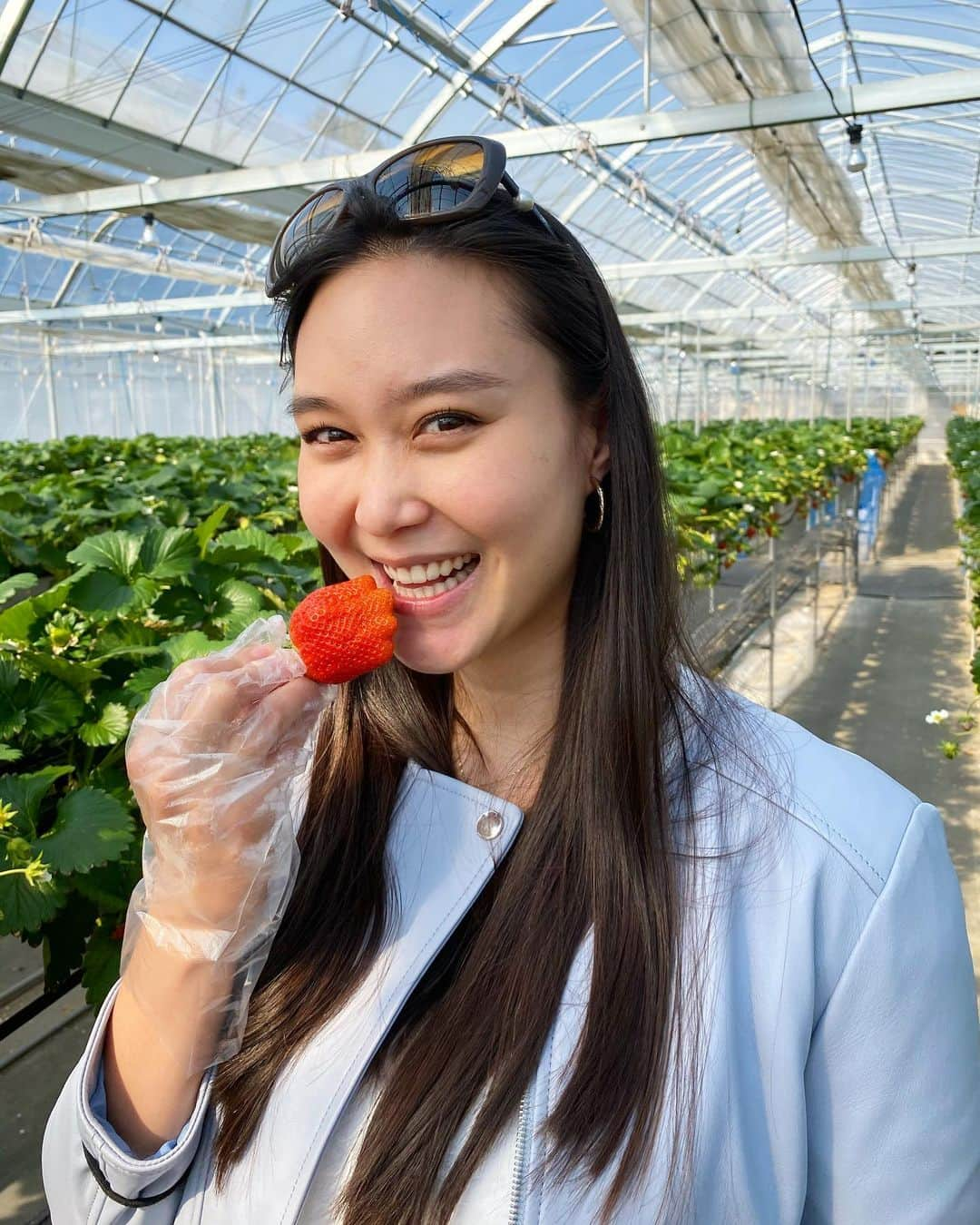 タヤネのインスタグラム：「Sunday funday!  初めてのいちご狩り🍓 いちごと練乳食べ過ぎちゃった〜」