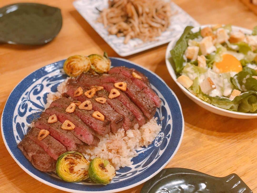 平田薫さんのインスタグラム写真 - (平田薫Instagram)「頂き物のお肉で、ガーリックライスステーキ乗せ。 お肉が大きくてガーリックライスがちょっとしか見えない！🤣  お昼は昨日別で待機させていたグラタンとアヒージョのオイルでパスタ。  昨日に引き続き、今日はハイカロリーな日ですね👐  #かおる食堂#ステーキガーリックライス#ﾊｲｶﾛﾘｰ #肉#🥩#ワイルド飯」2月7日 20時59分 - hiratakaoru1215