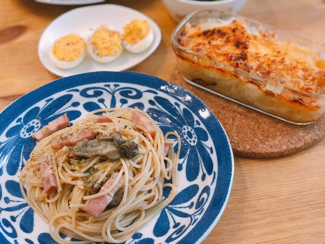 平田薫さんのインスタグラム写真 - (平田薫Instagram)「頂き物のお肉で、ガーリックライスステーキ乗せ。 お肉が大きくてガーリックライスがちょっとしか見えない！🤣  お昼は昨日別で待機させていたグラタンとアヒージョのオイルでパスタ。  昨日に引き続き、今日はハイカロリーな日ですね👐  #かおる食堂#ステーキガーリックライス#ﾊｲｶﾛﾘｰ #肉#🥩#ワイルド飯」2月7日 20時59分 - hiratakaoru1215