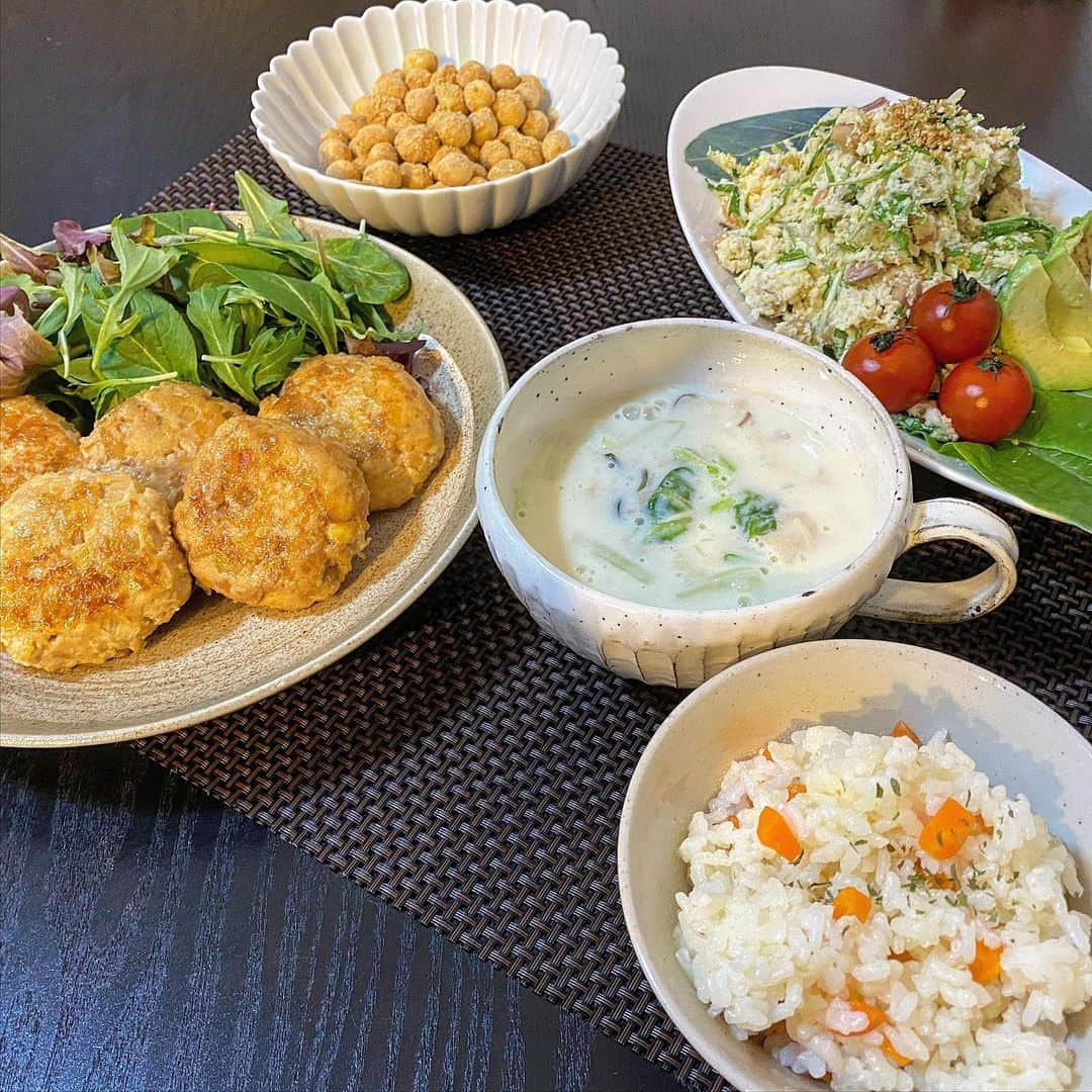 中川真依のインスタグラム：「. 初めてオンラインお料理教室に参加しました〜😆🥑✨ . 管理栄養士の馬場美穂先生のもと、お麩や豆乳、おからを中心に、身体に良くて、子供の成長にも欠かせない栄養がたっぷりのお料理を教えて頂きました🤩✨✨ . 日頃から大豆製品はよく使うけど、お麩はお味噌汁に使うくらいだったので、とっても勉強になりました‼️✨ . メニューは 主菜・お麩のふっくらつくね 汁物・お麩と白菜の豆乳スープ 主食・にんじんご飯 副菜・おからのポテサラ麩 そして おやつに作ったお麩のきな粉スナックは、本当に美味しくて、娘も抱えて食べていました😆💕 . 勝手にハプニングも起こしてましたが、無事完成😅🙌❤️笑 . 家族が喜ぶ健康的なお料理のレパートリーが増えました😊💕 #お料理教室 #お麩レシピ  #お料理大好き  #健康ごはん」