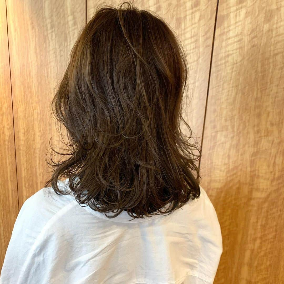 YU-U（工藤由布）さんのインスタグラム写真 - (YU-U（工藤由布）Instagram)「ちひろちゃんcut&color✂︎ 前髪短くした〜✂︎パラパラ落ちるフロント可愛いね🤗 デニムも可愛かった〜👖(見えてない😂) いつも大笑いできて最高💯 ありがとね〜✨ ・・・ #uアレンジ #uコテ巻き #ぱらっと後れ毛」2月7日 21時09分 - nyan22u22nyan