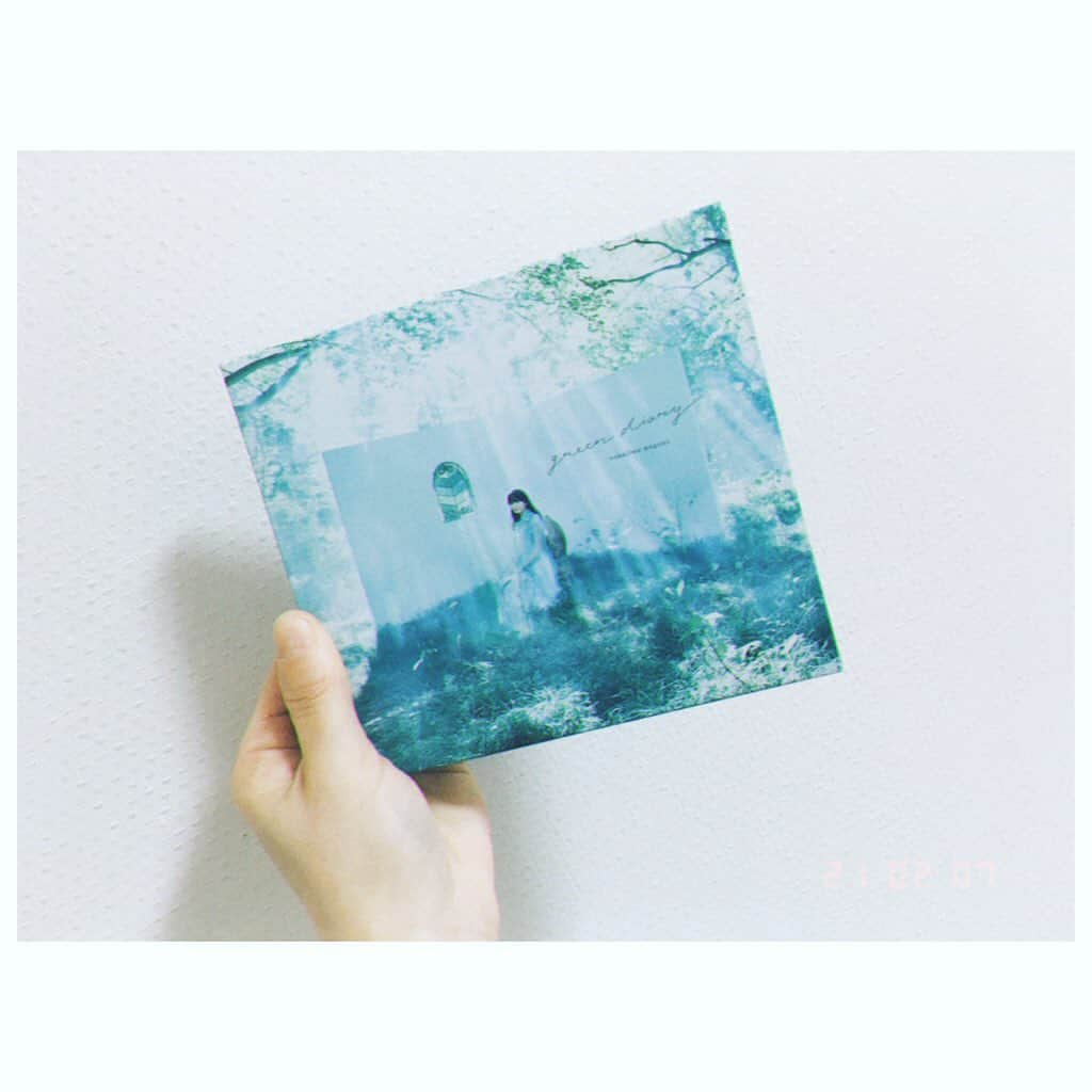 Nao☆ のインスタグラム：「まめぐさんのalbum『green diary』を購入してきました💚 どの曲もとても鮮やかで素敵で、まめぐさんの歌声を聴くと胸がギュッとなって涙が溢れてきます🍀 まめぐさんの歌は一言一言語りかけてくれる感じで、とても温かいです🍀💚  ジャケもとても素敵です🥺💚  #green_diary #まめぐ #中島愛」