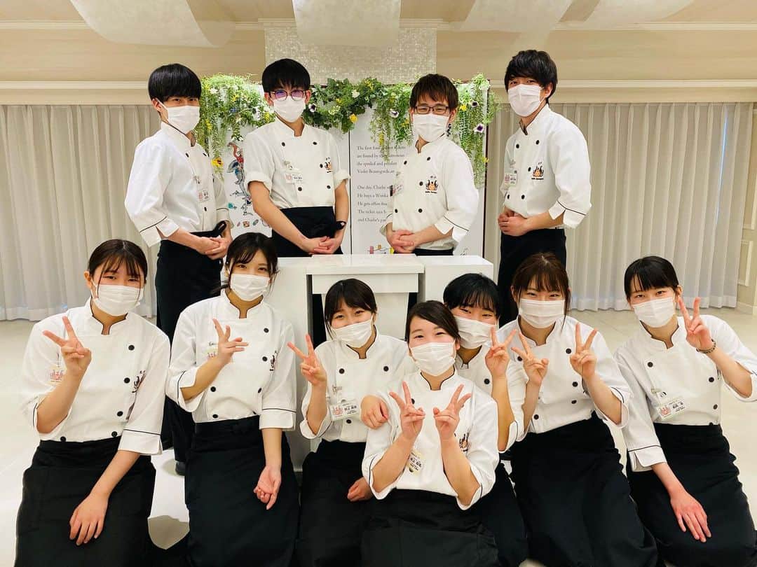札幌ベルエポック製菓調理専門学校【公式】さんのインスタグラム写真 - (札幌ベルエポック製菓調理専門学校【公式】Instagram)「スペシャルオープンキャンパス 新パンフレット&入試情報解禁‼️ ご参加ありがとうございました😊  今日サービスをした 学生スタッフのみなさんも たくさん載っている 新パンフレット💖  今年のパンフレットも こだわりが たくさん詰まってます‼️ 卒業生の活躍や 在校生の学びが1冊でまるわかり🙆‍♀️  みなさんのお手元には 来週到着します。  お楽しみに😊  #ベルエポック  #おでかけ授業 #特別授業 #業界直結 #プロから学ぶ #本物 #学び #製菓  #調理  #カフェ  #製菓調理専門学校ベルエポック #衛生管理  #食材教育 #札幌ベルエポック製菓調理専門学校 #いろいろな体験と #たくさんの出逢い #可能性が広がる #ベルエポック #学ぶ #身につく #技術 #instagram」2月7日 21時02分 - belle_foods