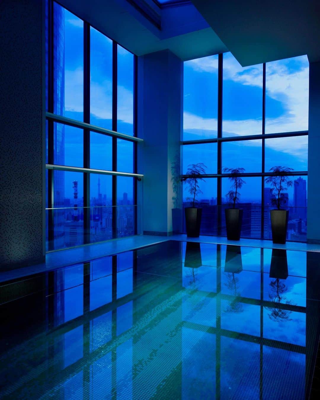 Conrad Tokyoさんのインスタグラム写真 - (Conrad TokyoInstagram)「プールで身体を動かしながら、煌く夜景に変わりゆく様子を楽しんでみては。﻿ ﻿ ﻿ While exercising your body in our pool, enjoy the changing scenery of the glittering night view as the sun sets.﻿ ﻿ ﻿ Share your own images with us by tagging @conrad_tokyo﻿  —————————————————————﻿ #コンラッド東京 #コンラッド #ホテル #汐留 #東京 #新橋 #銀座 #港区 #ステイケーション #ホテルレストラン #おこもりステイ #ホテルプール﻿ #ConradTokyo #StayInspired #Conrad #Tokyo #Shiodome #Shinbashi #staycation #hotelrestaurant #hotelpool」2月7日 21時02分 - conrad_tokyo