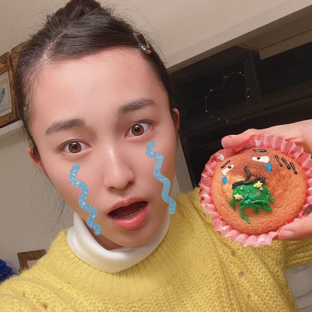 のインスタグラム：「. バレンタインがテストだだかぶりなので！早めに作りましたあああ🔥 顔面マドレーヌ、マシュマロカップケーキ、ブラウニー🧁🍭🍰🍮 YouTubeの方でも幼虫チョコ作ってるんで見てくださーい✌🏻 友達の幼虫チョコの反応が思ったより良くて嬉しかった💧💧💧 第二弾ってことで渡したいと思います💥💥 生地混ぜて焼いて、焼いてる間に勉強してって感じで過ごしました、、 疲れたぜ😓😓 今日はゆっくり休みます と言いたいところやけど頑張る😤 #バレンタイン#チョコ#マドレーヌ#カップケーキ#ブラウニー#お菓子作り#手作りお菓子」