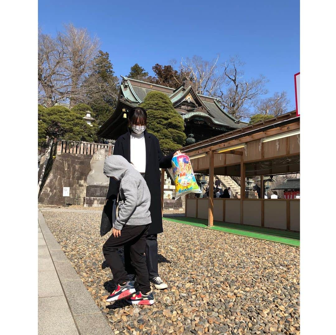 ナオさんのインスタグラム写真 - (ナオInstagram)「今日はここ何年かお詣りに行っている成田山へ行ってきました。  天気が良かったのでお散歩がてらプラプラ😊  参道を歩いてるとあれもこれも食べたいと言う息子。 食への欲がすごくて面白い🤣 たくさん食べてくれて嬉しいけど、何年かしたらすごい量食べて笑えなくなりそう…😅  #成田山 #息子の食欲よ #どこまでいくのだ #今日も何年生？って聞かれてた #まだ年長さんです」2月7日 21時04分 - nao_nao310