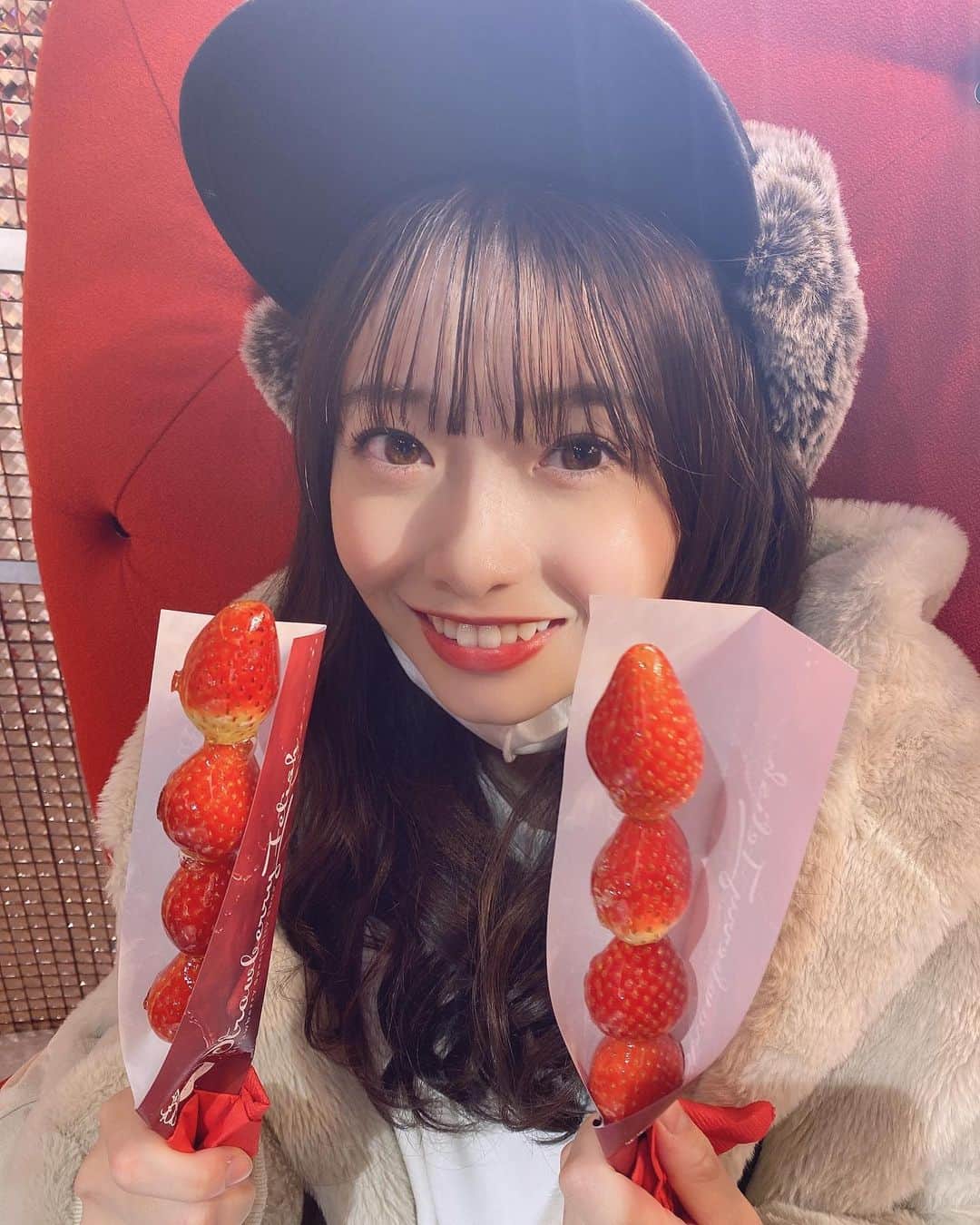 涼本理央那のインスタグラム：「﻿ ﻿ ﻿ いちご飴🍓﻿ ﻿ お祭り行ったら絶対食べるし、東京行くたび何かと食べてます🍓﻿ #いちご飴 #東京 #原宿 #🍓」