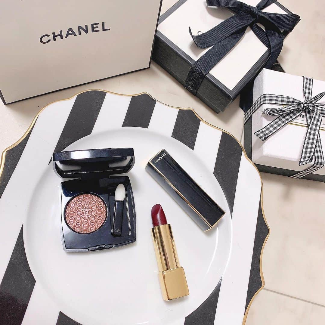 廣澤衣里のインスタグラム：「💄 *  クリスマスくらいに買ったCHANELのコスメ。(今さら)  ローズブラウンのキラキラシャドウが可愛すぎる。 ホリデー限定のルージュアリュールも ゴールドパールが入ってて美しい。。💋 お上品で光沢感のあるサテン仕立てに♡  ☑︎ Shadow ：オンブルプルミエールプードゥル 927 ☑︎ Lip ：ルージュアリュール 137  #chanel #lip #shadow #valentine #makeup #motd #シャネル #シャネルコスメ #バレンタインメイク #デパコス」