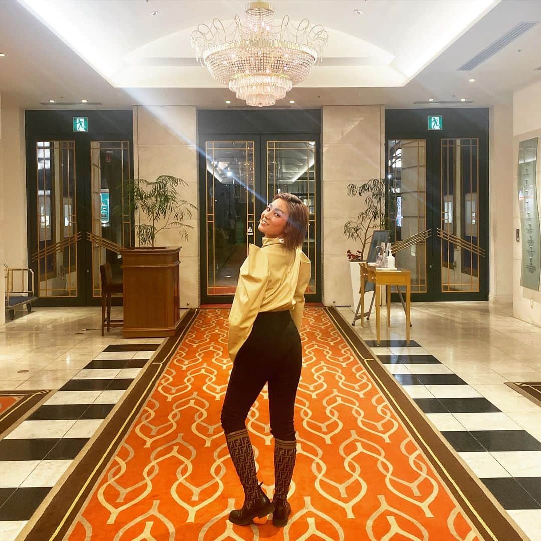 Nazukiのインスタグラム：「💛 𝓜𝔂 𝓼𝓽𝔂𝓵𝓮💛  私服✨ 昔からパワーショルダーのタイプの洋服が好き💓 衣装でもよく選んだりデザインしたりするのも、やっぱパワショルになる😭  自分らしさが出るというか、 ビシッとなって、テンション上がる⤴️☝🏻  スポーティの格好も好きだし、 スタイリッシュな格好もするし、 ガーリーな服も好き💓  その時の気分で決めていくけど、 色々な自分を楽しんでる😊  ファッションも自己表現の一つだよね😊🌟✨  #plainclothing #mystyle  #fashion #myfashion  #powersholder  #styling #stylish #mylife #mamafashion #コーデ  #ママコーデ　#fendi #ファッション #style #私服 #デザイン #ガーリー #好き #衣装 #服 #洋服 #アウター #my #スタイリッシュ #自分 #テンション #色々 #昔 #気分 #自己表現」