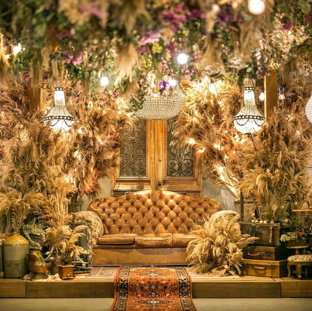のインスタグラム：「披露宴会場がリニューアルいたします！﻿ ﻿ 昨年 Bohemian×Urban をテーマにリニューアルしたRubanのパーティー会場。﻿ 春を迎えるこのタイミングでまた新たにリニューアルいたします！﻿ ﻿ 完成予定は2月の下旬を予定しております。﻿ ﻿ こんな雰囲気の会場でパーティーをしたい！﻿ こんなコーディネートを見てみたい！﻿ など、リクエストがございましたら、ぜひ参考にさせていただきますのでコメントやDMをお送りください◎﻿ ﻿ リニューアル中もウェディングフェアは開催しておりますので、お気軽にお問い合わせくださいね！﻿ ﻿ どんな空間になるのか、乞うご期待ください！﻿ ﻿ ﻿ -------------------------------------------﻿ ﻿ ﻿ 見学のご予約はWEBサイトorお電話にて🌿﻿ 📞087-873-2292﻿ DMからのご質問もお受けしております！﻿ ﻿ お気軽にご相談下さいませ！ ﻿ 結婚式場 Ruban-リュバン-﻿ ﻿ 定休日：毎週火曜、水曜（祝日を除く）﻿ 営業時間：10:00〜19:00﻿ ﻿ -------------------------------------------﻿ ﻿ ﻿ #rubanwedding#ruban#リュバン#アンティーク#ガーデンウェディング #プレ花嫁#香川県のプレ花嫁さんと繋がりたい#香川県の卒花嫁さんと繋がりたい#日本中の卒花嫁さんと繋がりたい #日本中のプレ花嫁さんと繋がりたい #花嫁会#花嫁diy#ウェディング#結婚式場#weddingnews #高松結婚式場#chainonwedding #marry#marry花嫁#香川#香川県#高松#高松市#フォトウェディング#香川花嫁#高松花嫁」