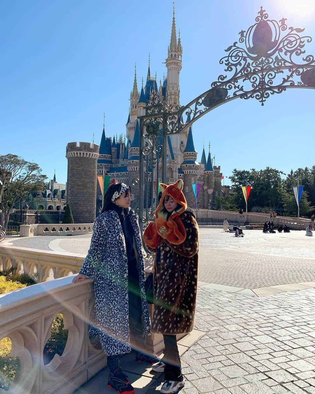 山本ソニアのインスタグラム：「VLOG on YouTube 🐭🏰🌷  #そにえま　Vlog是非みてね🥳  #ディズニーランド #tokyodisneyland  #ディズニーフード  #ディズニーコーデ」