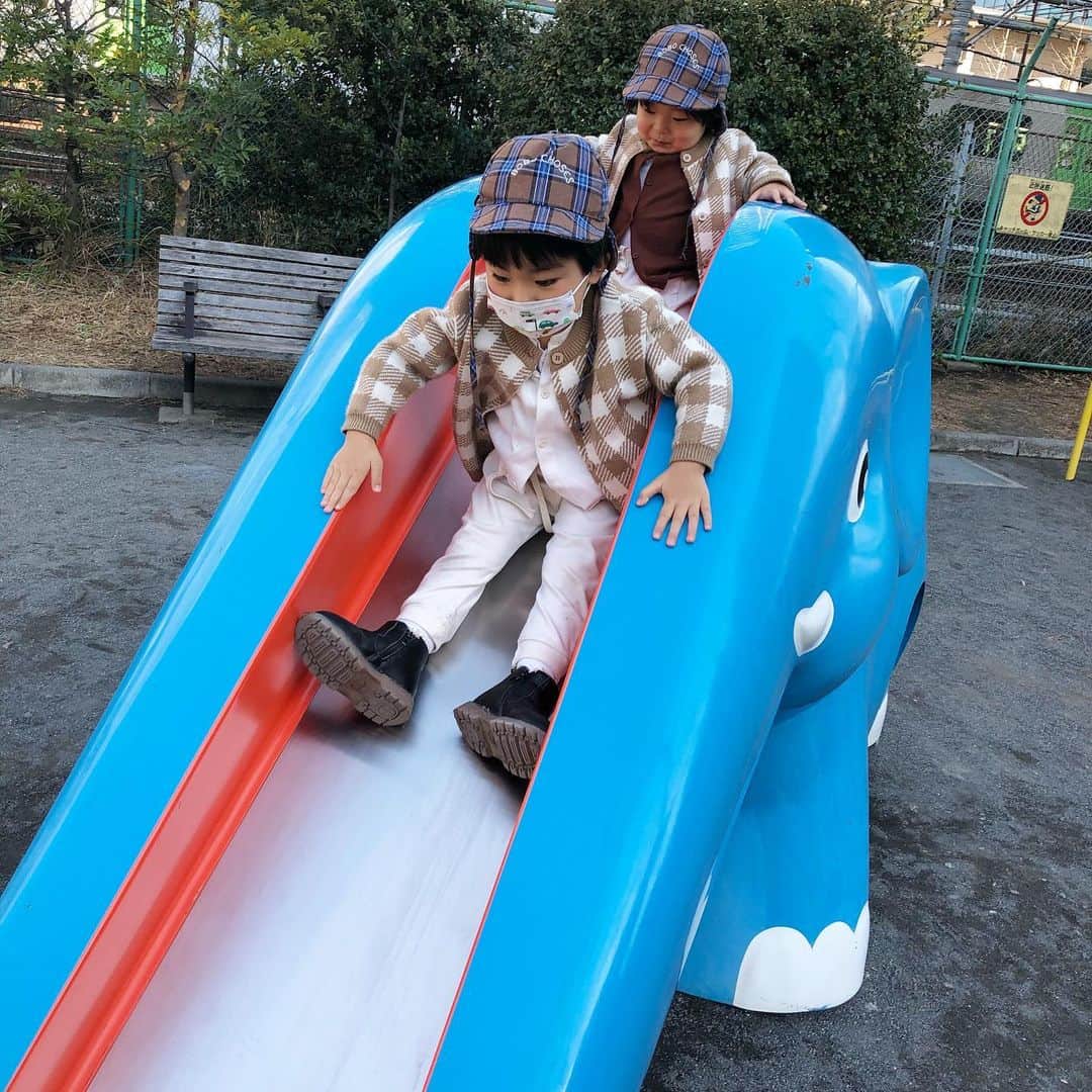 藤田裕樹さんのインスタグラム写真 - (藤田裕樹Instagram)「久しぶりにチビ二人連れて公園に行ってきました！﻿ ﻿ お兄ちゃんが本当はあっちこっち遊び回りたいハズやのに、弟のために合わせて遊んであげてたのが尊かった！﻿ すごいぞ、お兄ちゃん！！﻿ （2枚目の二人乗ってるのは壊れた電動付き自転車に二人乗せて、押して公園までいったので安全は担保されてます）﻿ ﻿ #藤ぼーいず　 #冬の公園　 #我慢のお兄ちゃん　 #真似したい弟　 #1秒も目が離せない　 #世界平和」2月7日 21時14分 - fujiboy0730