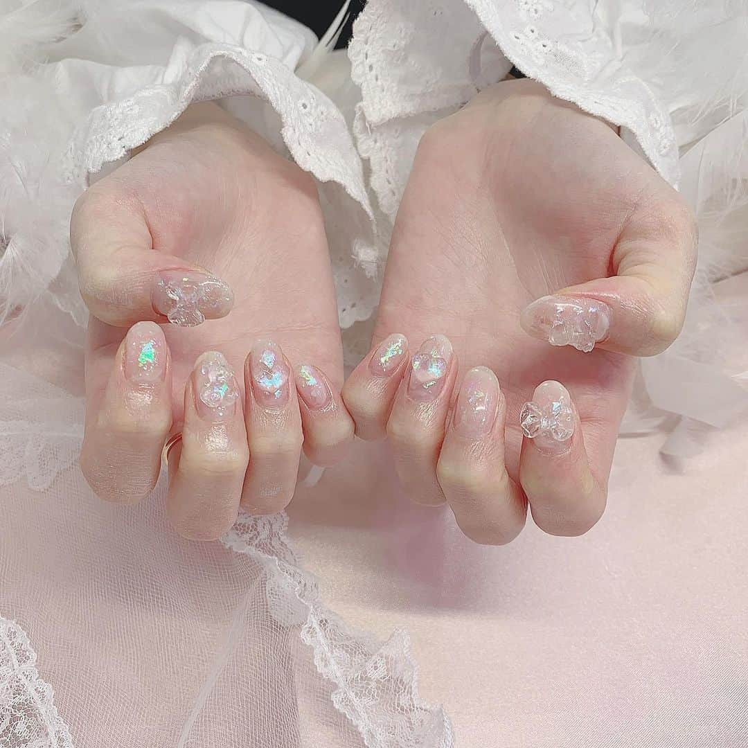 真城里帆さんのインスタグラム写真 - (真城里帆Instagram)「🤍new nail🤍 クリアベース×オーロラにクリアパーツ載せてもらった可愛すぎるお気に入り🥺🧸 @m_i_zun みーずんさんにやってもらったけど可愛いデザインしかなくてまた次もやってもらいたい～～ってなった‪( •̥ ˍ •̥ )‬‪︎❤︎‪︎ ． ． ． ． #ネイル  #ネイルデザイン  #クリアネイル  #オーロラネイル  #クリアパーツネイル  #韓国ネイル  #ネイルサロン  #原宿ネイルサロン #みーずんネイル #表参道ネイル  #表参道ネイルサロン  #渋谷ネイル  #渋谷ネイルサロン」2月7日 21時15分 - riho_nonfic