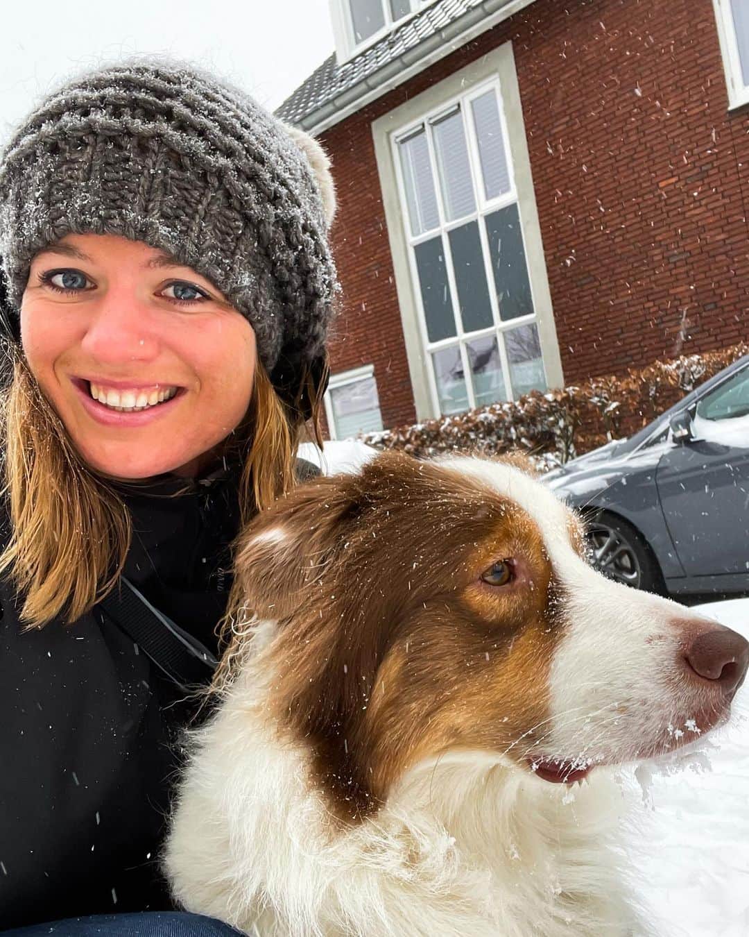 のインスタグラム：「First steps on fresh snow, that’s happiness! ☃️❄️ Love these days in the Netherlands. And Mexx too...😄」