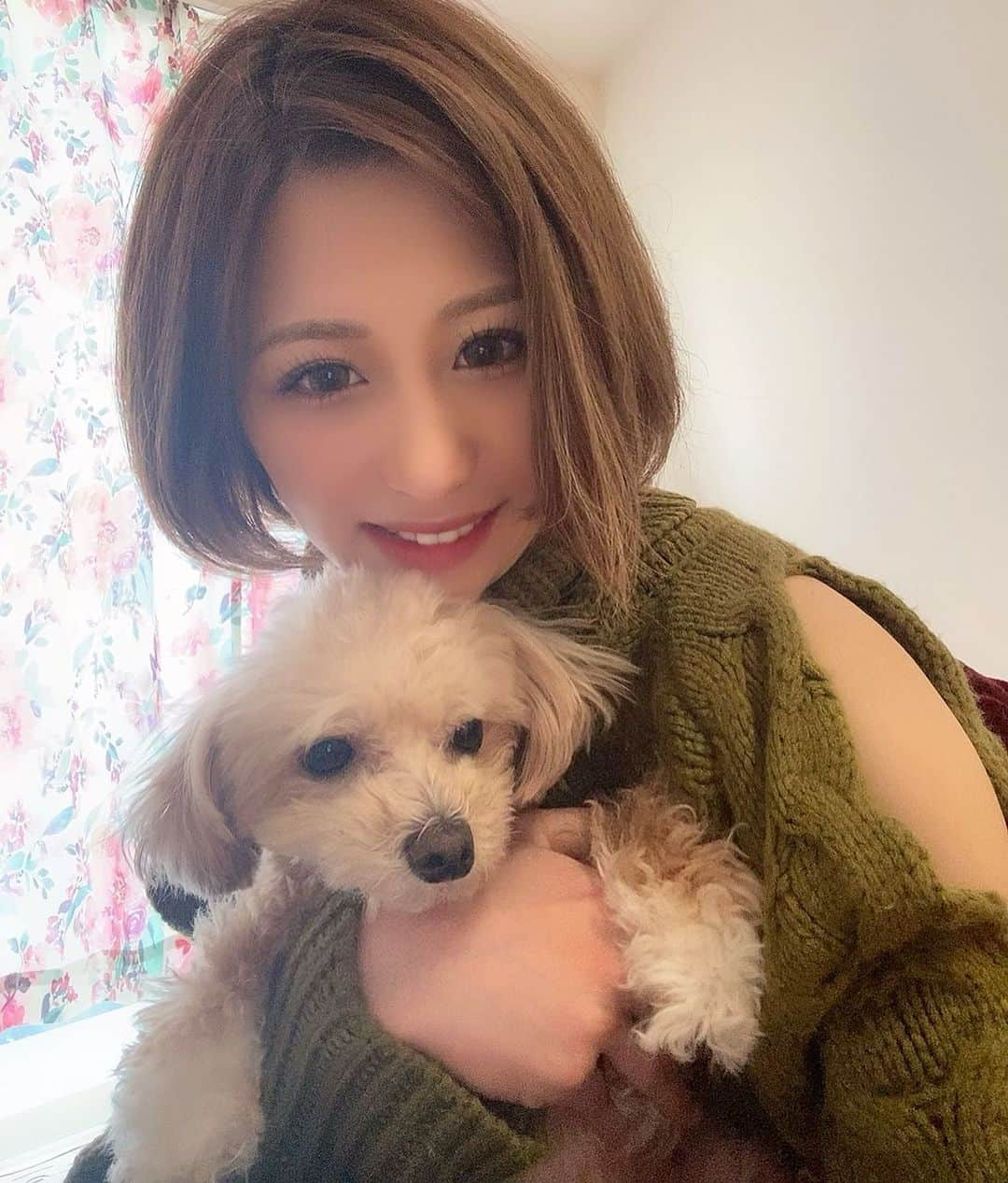 倉松里奈さんのインスタグラム写真 - (倉松里奈Instagram)「エクステ約2ヶ月半つけてて 外すときに 前髪だけ残そうとサイドを ハサミでそのまま ぱっつんと切ったら 横の自分の髪も切ってしまって 『は！！！！』 となりショックを隠しきれなかった 倉松です✌️ . . ピラティスを初めて 体が（特に上半身） ずっと痛い。。。 . 体が改善してきてくれてるのかと 期待を持ちつつ がんばります💓💓💓 . 今年は沢山学んで知識を 増やすことが目標です😊✌️✌️✌️ . 資格や講習会沢山参加する😊✌️✌️ . #ショートボブ #ショートヘアー #ショートヘア #ボブ #タイ古式マッサージ #マッサージセラピスト #therapist #足裏マッサージ #マッサージ #リラクゼーション #足つぼ #足つぼマッサージ #ヘッドマッサージ #massage #tokyo  #プライベートサロン #講習会 #マッサージ講習」2月7日 21時15分 - rinapuu818