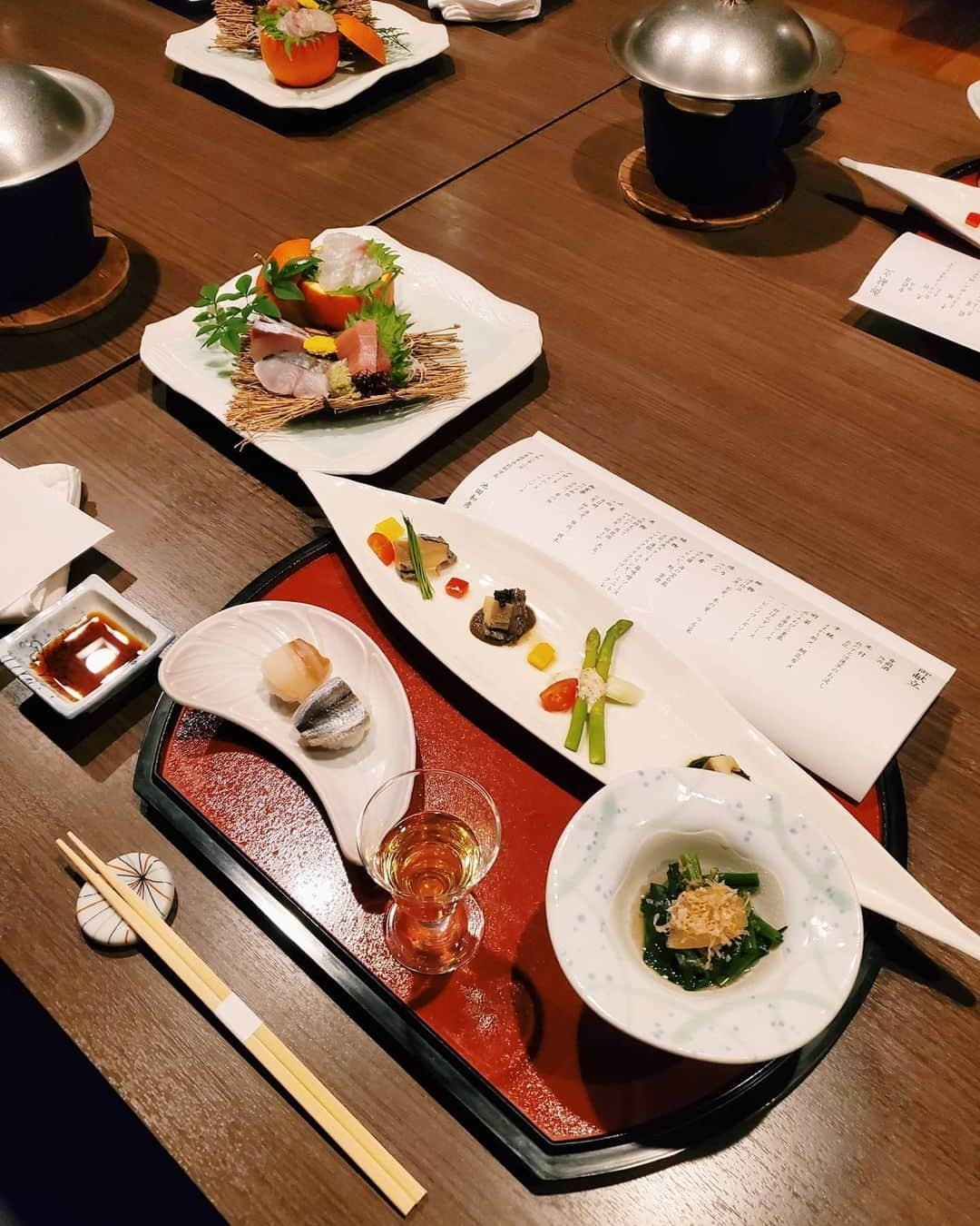 小谷津友里さんのインスタグラム写真 - (小谷津友里Instagram)「遊季亭の朝食と、夕食です🍱 鯵の干物を自分で焼いて食べるのが楽しかったです🌸 どれも美味しそうで、どれから食べるか迷ってしまうほど( o´ｪ｀o)  撮影で4軒のお宿を巡りましたが、 宿泊したのはこちらの遊季亭さん。 とても居心地の良いお宿でした✌️ 洞窟の温泉がよかったな♨️ @ito_yukitei  ストーリーズに旅の記録を載せてるので ぜひ見てみてください💗 24時間経って消えちゃったのはプロフィール画面のハイライトから見られます🌿  #静岡グルメ #静岡県 #静岡観光 #shizuoka #こやゆり旅 #こやゆりフード #遊季亭 #伊東 #朝食 #夕食 #和食 #盛り付け #鯵の開き #卵焼き #お刺身 #ウニ #伊勢海老 #アワビ #海の幸 #魚介 #魚料理 #旅館 #温泉 #japantrip #japanesefood」2月7日 21時15分 - yurikoyatsu