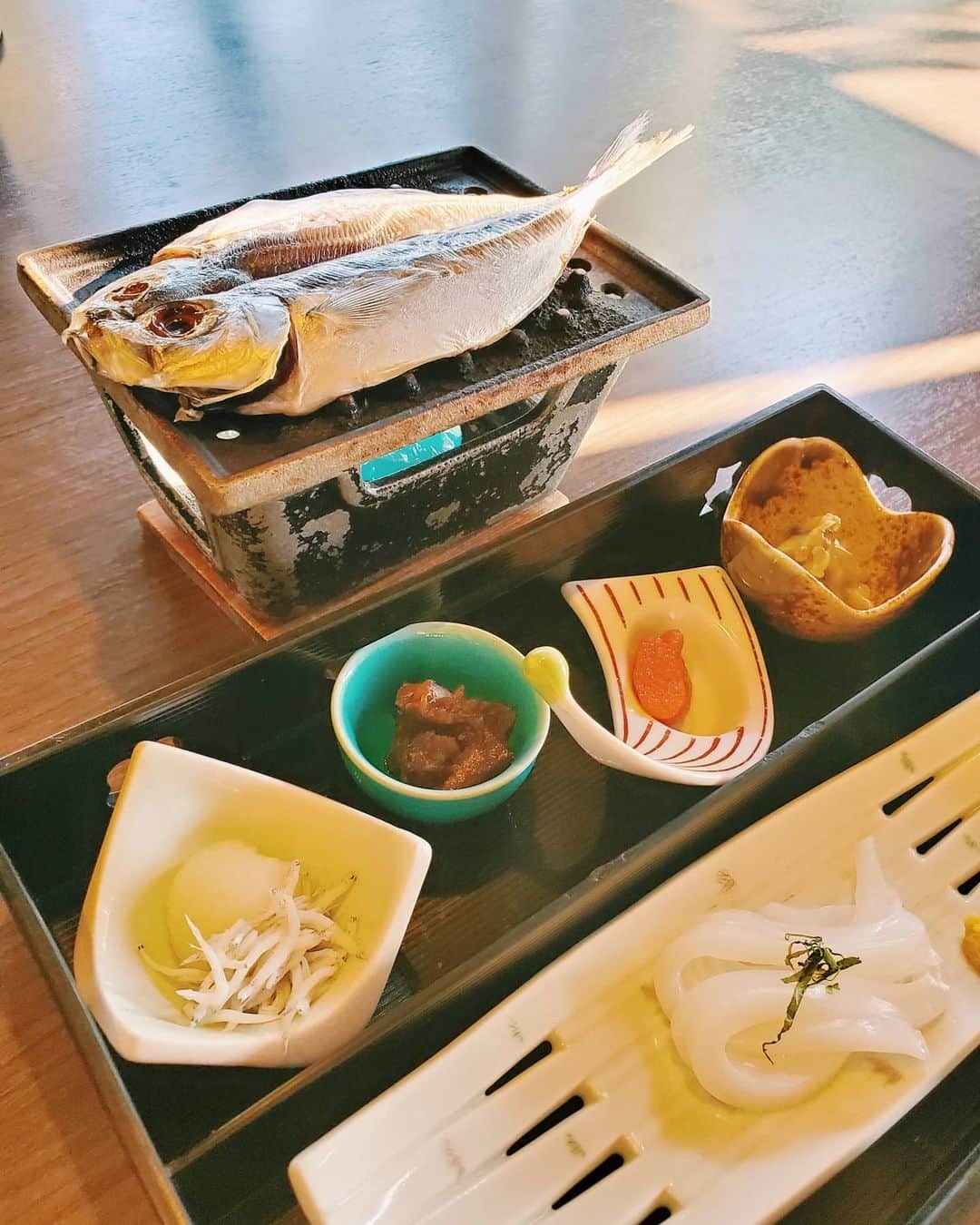 小谷津友里さんのインスタグラム写真 - (小谷津友里Instagram)「遊季亭の朝食と、夕食です🍱 鯵の干物を自分で焼いて食べるのが楽しかったです🌸 どれも美味しそうで、どれから食べるか迷ってしまうほど( o´ｪ｀o)  撮影で4軒のお宿を巡りましたが、 宿泊したのはこちらの遊季亭さん。 とても居心地の良いお宿でした✌️ 洞窟の温泉がよかったな♨️ @ito_yukitei  ストーリーズに旅の記録を載せてるので ぜひ見てみてください💗 24時間経って消えちゃったのはプロフィール画面のハイライトから見られます🌿  #静岡グルメ #静岡県 #静岡観光 #shizuoka #こやゆり旅 #こやゆりフード #遊季亭 #伊東 #朝食 #夕食 #和食 #盛り付け #鯵の開き #卵焼き #お刺身 #ウニ #伊勢海老 #アワビ #海の幸 #魚介 #魚料理 #旅館 #温泉 #japantrip #japanesefood」2月7日 21時15分 - yurikoyatsu