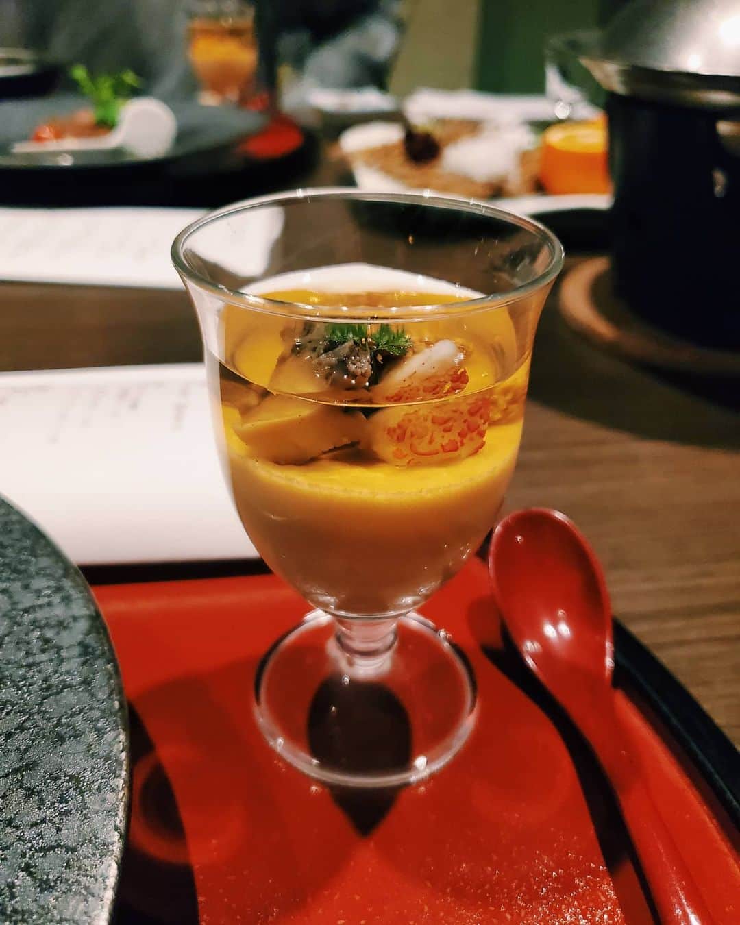 小谷津友里さんのインスタグラム写真 - (小谷津友里Instagram)「遊季亭の朝食と、夕食です🍱 鯵の干物を自分で焼いて食べるのが楽しかったです🌸 どれも美味しそうで、どれから食べるか迷ってしまうほど( o´ｪ｀o)  撮影で4軒のお宿を巡りましたが、 宿泊したのはこちらの遊季亭さん。 とても居心地の良いお宿でした✌️ 洞窟の温泉がよかったな♨️ @ito_yukitei  ストーリーズに旅の記録を載せてるので ぜひ見てみてください💗 24時間経って消えちゃったのはプロフィール画面のハイライトから見られます🌿  #静岡グルメ #静岡県 #静岡観光 #shizuoka #こやゆり旅 #こやゆりフード #遊季亭 #伊東 #朝食 #夕食 #和食 #盛り付け #鯵の開き #卵焼き #お刺身 #ウニ #伊勢海老 #アワビ #海の幸 #魚介 #魚料理 #旅館 #温泉 #japantrip #japanesefood」2月7日 21時15分 - yurikoyatsu