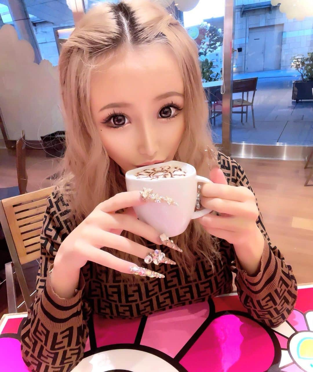 さあちゃむ.のインスタグラム：「🤎  最近また可愛いカフェ巡りにハマってる☕💭 髪の毛プリンやばくて前髪アレンジで誤魔化した🍮  この日のトップス▶︎ @coco_select8  Fロゴニット🖤🤎🖤🤎 他にもたくさんかわいい商品あるから是非チェックしてみてね！！  #カイカイキキ #カイカイキキカフェ #kaikaikiki #kaikaikikicafe #Fロゴ #Fロゴニット #ロゴニット #ロゴトップス #セレクトショップ」