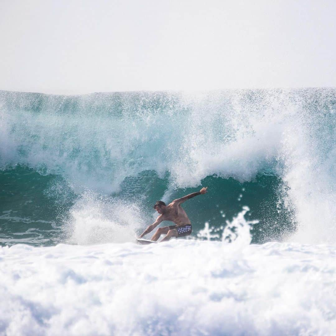 クイックシルバーさんのインスタグラム写真 - (クイックシルバーInstagram)「A turn isn’t over until @mikeywright69 says it’s over. Creative power surfing on the North Shore.」2月8日 2時47分 - quiksilver