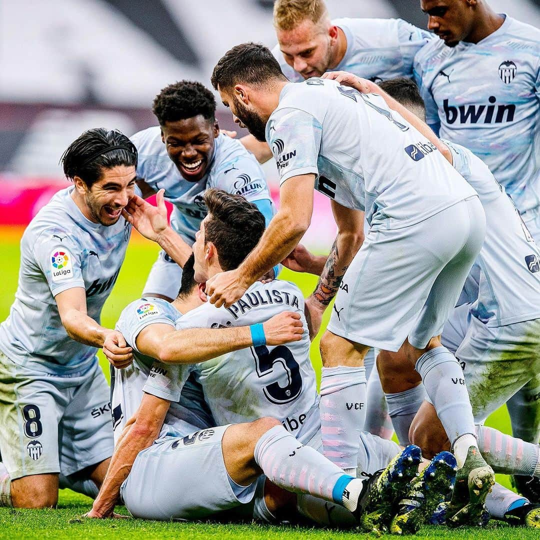 バレンシアCFさんのインスタグラム写真 - (バレンシアCFInstagram)「Keep going, keep fighting ⚪⚫  🤜🏼 E Q U I P O 🤛🏼  #AthleticValencia 🦁🦇 #AMUNTValencia #laliga #matchdayvcf」2月8日 2時47分 - valenciacf