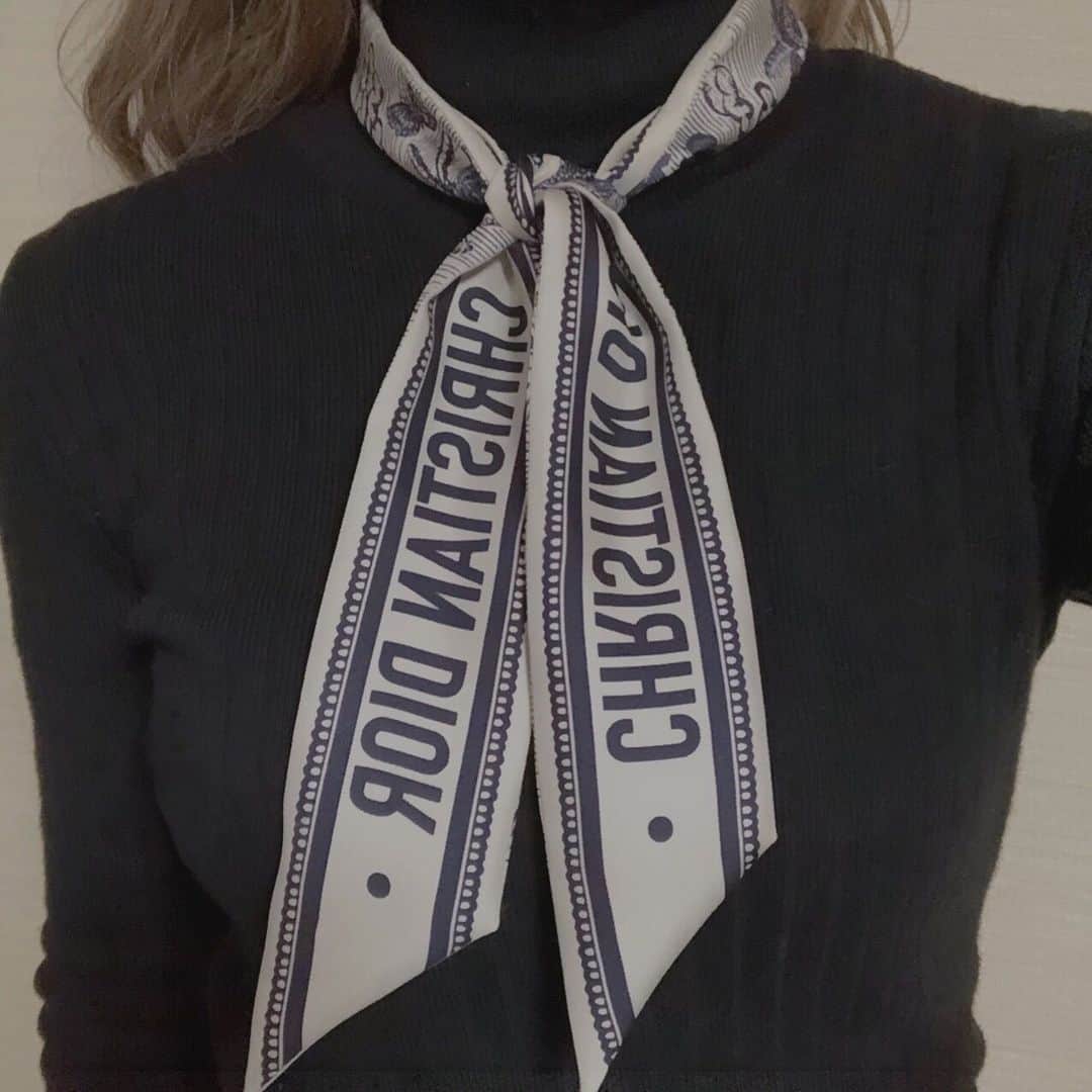 EON（梶野恵園）のインスタグラム：「﻿ ﻿ ﻿ 一昨年に友達が誕生日プレゼントでくれた﻿ #Dior のスカーフ🖤🖤﻿ ﻿ ﻿ めちゃくちゃかわいくてお気に入り〜〜〜！﻿ ﻿ ﻿ 先日言ってた物欲案件ですが(3投稿前くらい)﻿ 結局通販しちゃいました🥵💧💸💸﻿ ﻿ ﻿ ﻿ ﻿ #ootd #ootdfashion #fashion #code #coordinate #todaysfashion #outfit #154cmコーデ #スカーフ #スカーフコーデ #スカーフアレンジ #l4l #instagood #おしゃれ #おしゃれさんと繋がりたい #followme #outfitoftheday #ファッション」