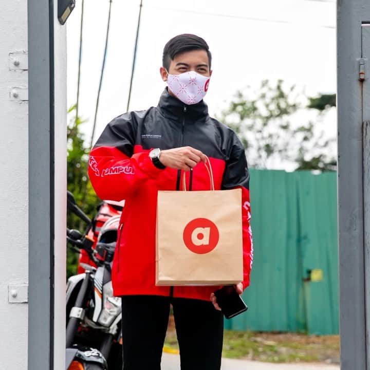 エアアジアのインスタグラム：「It’s that easy! You want it, you got it with our UNLIMITED FREE DELIVERY!  Get the best deals on airasia.com or download airasia - The Asean Super App - when you do your purchases on SHOP, FRESH, & FOOD! T&C apply*! #airasiaDelivers  _________ *Promo is applicable in Klang Valley only. Launching in more cities soon. Stay tuned. For Food: Unlimited Free Deliveries for ALL across Food (up to 15km); Fresh: Use STAYHOME promo code and min. RM30 spend, no distance limitation; and for Shop: min. RM30 spend, no distance limitation.」