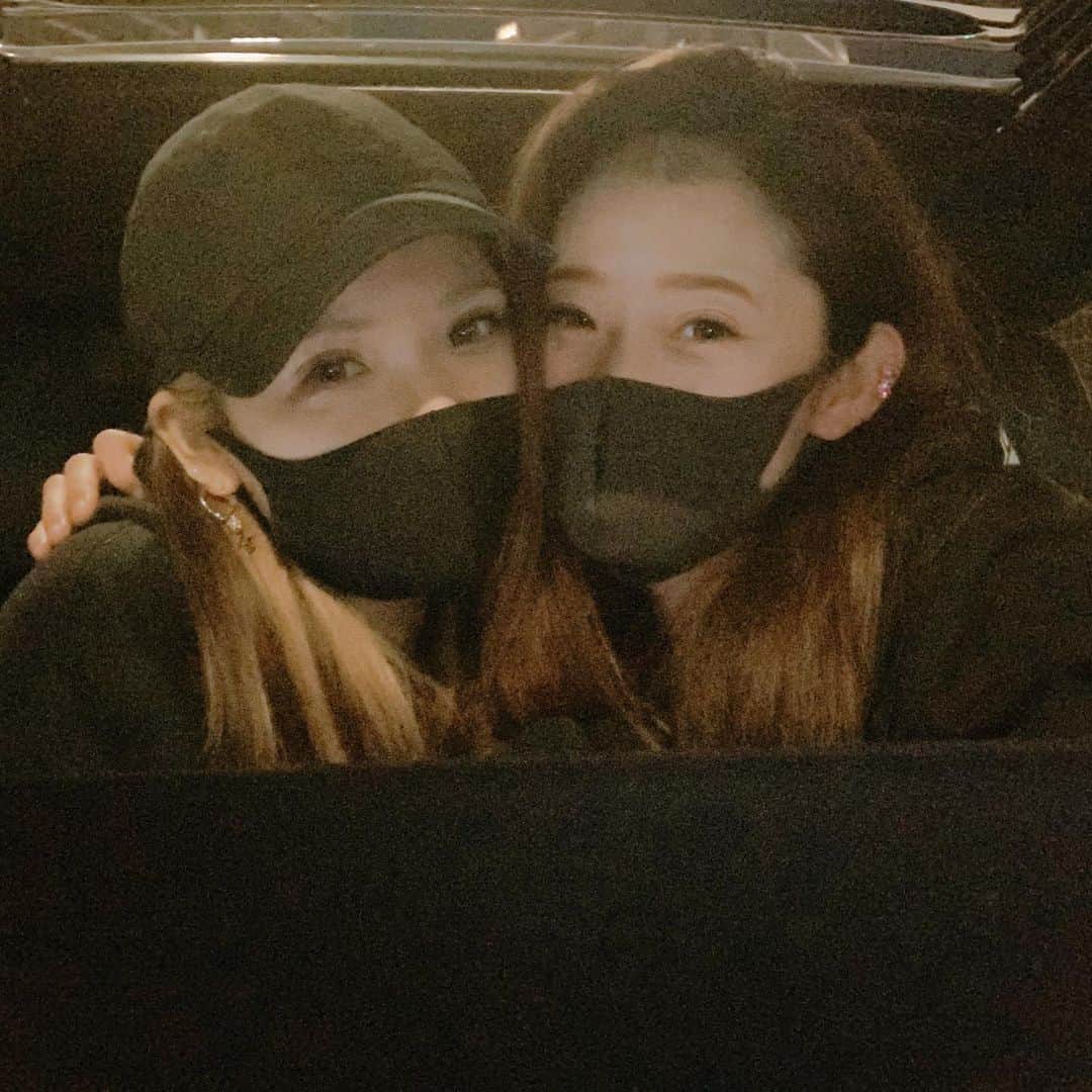 のインスタグラム：「大好きである❤️❤️  ・ 似てますか？😆  ・ #sister#sisters#姉妹#大好き#歳の差1歳#としご姉妹」