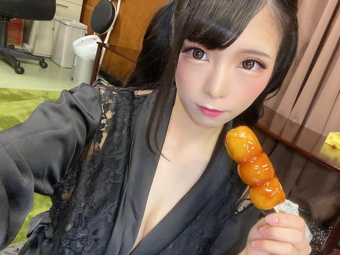 美らかのん（久我かのん）のインスタグラム：「. . . 去年のミカド劇場SM興行の出番前のお写真。みたらし団子好き。 . . 今年のミカド劇場SM興行は5/5に出演予定です。1日3回SMショーで、その都度ポラ（写真）も撮れます。3回目がハードになりがち。 . 無事に開催出来ますように…🙏 . . . #タグ付けるの疲れた #みたらし団子 #av女優 #smショー #イベント情報 #おやすみなさい #goodnight」