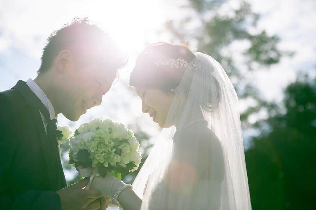 富山結婚式 ヴィラグランディス富山さんのインスタグラム写真 - (富山結婚式 ヴィラグランディス富山Instagram)「， ， ， ， ， 自然光を利用した素敵な1枚✨ お2人の笑顔が輝くベストタイミング♬ ここには幸せの香りが感じられますね🍃 ， ， ， ， ， ， ， ， ， ， *･゜ﾟ･*:.｡..｡.:*･'･*:.｡. .｡.:*･゜ﾟ･* *･゜ﾟ･*:.｡..｡.:*･'･*:.｡. .｡.:*･゜ﾟ･* ご結婚式をお考えの方はぜひブライダルフェアへのご参加もお待ちしております♬ *･゜ﾟ･*:.｡..｡.:*･'･*:.｡. .｡.:*･゜ﾟ･* *･゜ﾟ･*:.｡..｡.:*･'･*:.｡. .｡.:*･゜ﾟ･* ， ， ， ， ， ， ， ， ， ， ， ， ， ， ， ， #ヴィラグランディス富山 他の写真も気になる方はプロフィールから 公式HPもご覧ください▶︎▶︎▶︎」2月7日 21時34分 - villagrandis_toyama