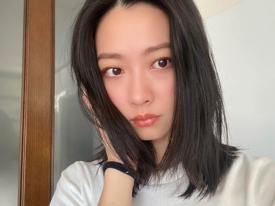 多嶋沙弥さんのインスタグラム写真 - (多嶋沙弥Instagram)「今のブルー強めっぽい髪の色、 とても好きで定番化しそうです🥰 . 髪型もなんか変えたいわ〜と思うけど長さからフォルムに至るまでどうしたいのか自分でもよくわからない今日このごろ😂 ちょっと短いのもいいかな💓 . たまに自分にカメラを向けたと思ったら手首にしっかりゴムがついてました😇 . 明日からまた新しい一週間、頑張りましょうね😊！ #お母さんの手首には必ず黒ゴム#ちょっとのびた黒ゴム#ちょっと伸びた髪の毛#ママモデル」2月7日 21時43分 - saya_tajima