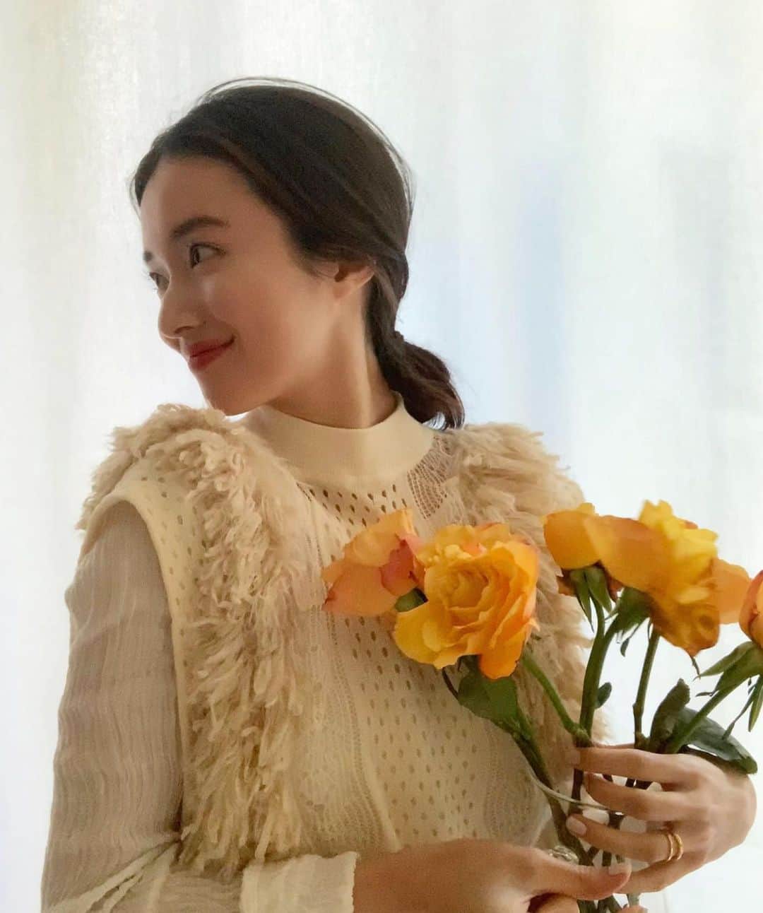 のインスタグラム：「Sunday Flower✨🏵💛 身体を想ってはじめたヨガ#太陽礼拝 今は深呼吸したくなるような気持ちで 日課になりつつあります🤲🏼🌞」