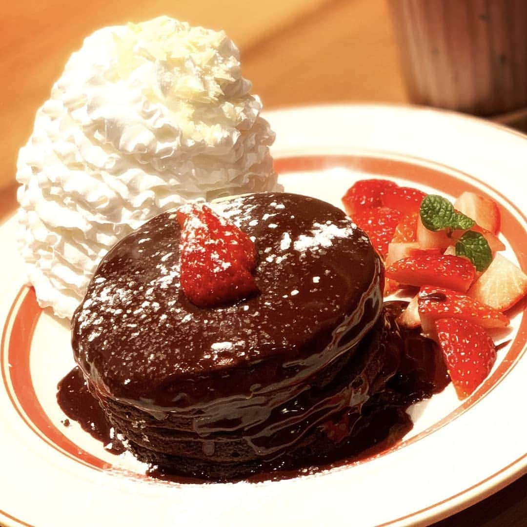栗田萌のインスタグラム：「映えっ🥰🍩🧁💕 #フォンダンショコラ #パンケーキ  #eggsnthings 少し前のこと✨」