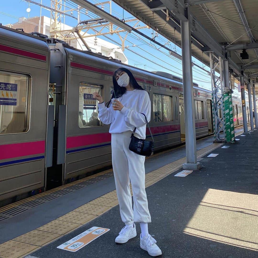河崎みーなのインスタグラム：「ホワイトコーデが気分な日🤍 bagは　@chiik.official だよ👜 今日暖かかったからマンゴーフラペチーノ解禁したあ!! . .」
