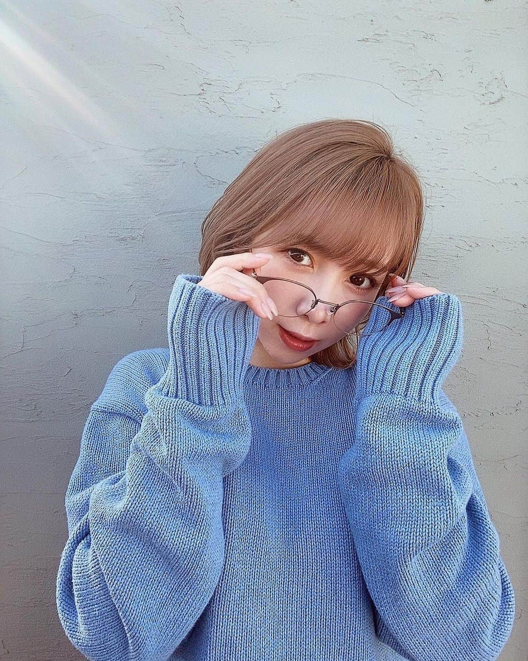 MIYUのインスタグラム：「青空色のセーターと素敵な青空の日☁️﻿ ﻿ ﻿ お天気に合わせて﻿ コーディネートするのも﻿ 楽しいなと思った日…😊﻿ ﻿ ﻿ ﻿ ﻿ ﻿ 私、古着も好きです☺︎︎﻿ このセーターも実は古着なんです！﻿ ﻿ ﻿ 少し前の世代で流行っていたファッションが﻿ また巡り巡って流行る♩﻿ ﻿ ﻿ ﻿ そんな時の流れを感じられる古着屋さん✨﻿ ずーっと見ていられるし、﻿ ずーっと居たいって思っちゃいます🌱﻿ ﻿ ﻿ ﻿ ﻿ ﻿ 皆様はどんなファッションが﻿ お好きですか？？( ˙꒳˙ )﻿ ﻿ ﻿ ﻿ ﻿ ﻿ #オリックス #Bs2021 #BsGirls #オリ姫﻿ #野球 #プロ野球 #オリックスバファローズ ﻿ #野球女子　#野球好き　#京セラドーム大阪﻿ #オリックス女子 #インスタ野球女子 ﻿ #ヘアアレンジ #簡単ヘアアレンジ #ウルフカット﻿ #ニットコーデ #古着 #古着屋巡り﻿ #좋아요　#팔로우　#패션　#메이크﻿ #baseball #ORIX #Buffaloes #osaka﻿ #MIYU #miyu_337  #🐼」