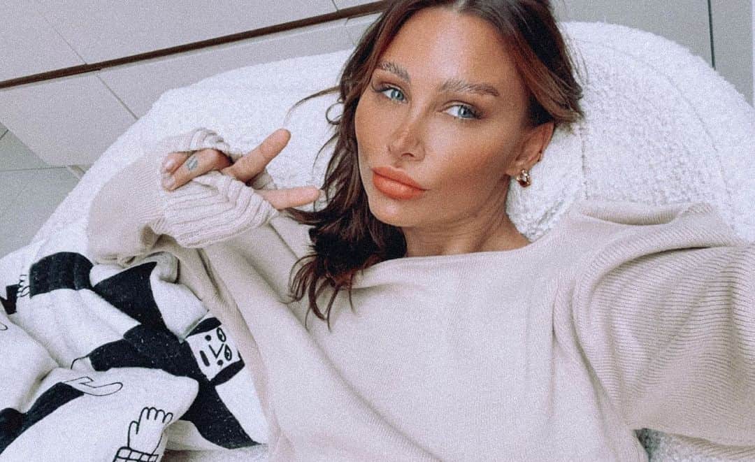 ルー・ティーズデールのインスタグラム：「hi ☁️」