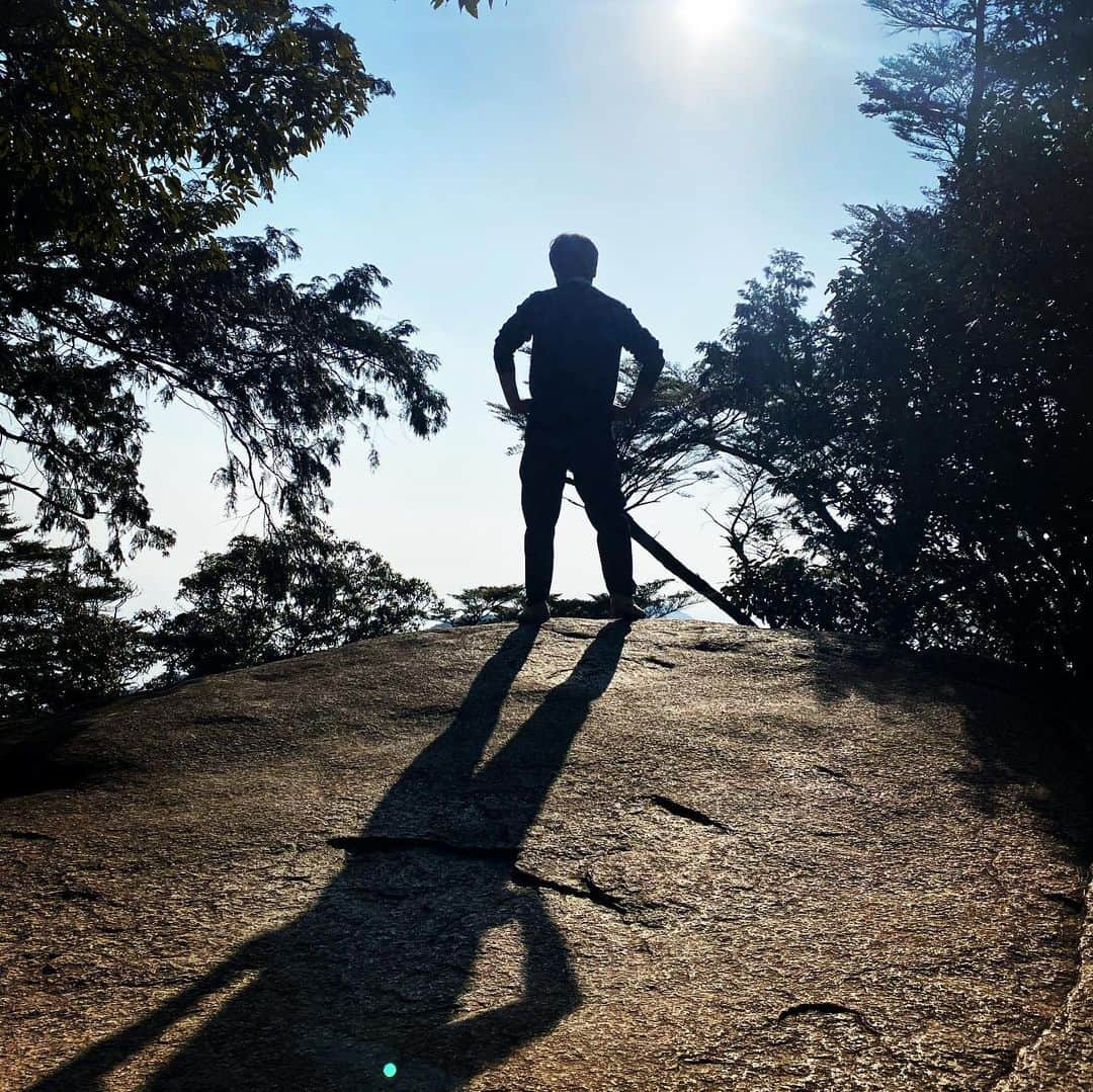 潮圭太さんのインスタグラム写真 - (潮圭太Instagram)「宮島 弥山に登って来ました！ 景色最高！ どこ撮ってもいい感じ！ 明日筋肉痛！ #宮島 #弥山 #七不思議 #登山 #ロープウェイ #景色 #最後 #途中の #自販機 #お茶 #300円 #え #ウソでしょ #買ったけど」2月7日 21時41分 - memberushio