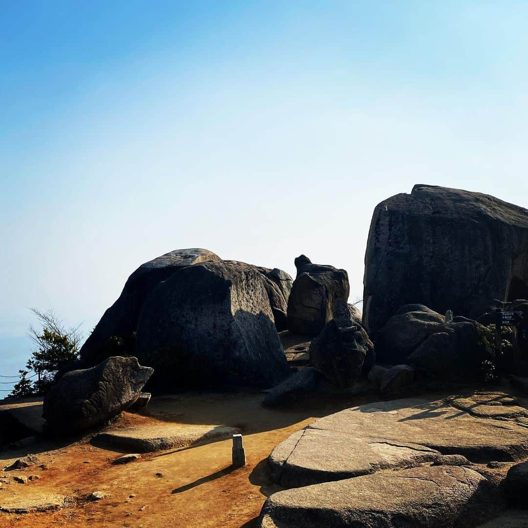 潮圭太さんのインスタグラム写真 - (潮圭太Instagram)「宮島 弥山に登って来ました！ 景色最高！ どこ撮ってもいい感じ！ 明日筋肉痛！ #宮島 #弥山 #七不思議 #登山 #ロープウェイ #景色 #最後 #途中の #自販機 #お茶 #300円 #え #ウソでしょ #買ったけど」2月7日 21時41分 - memberushio