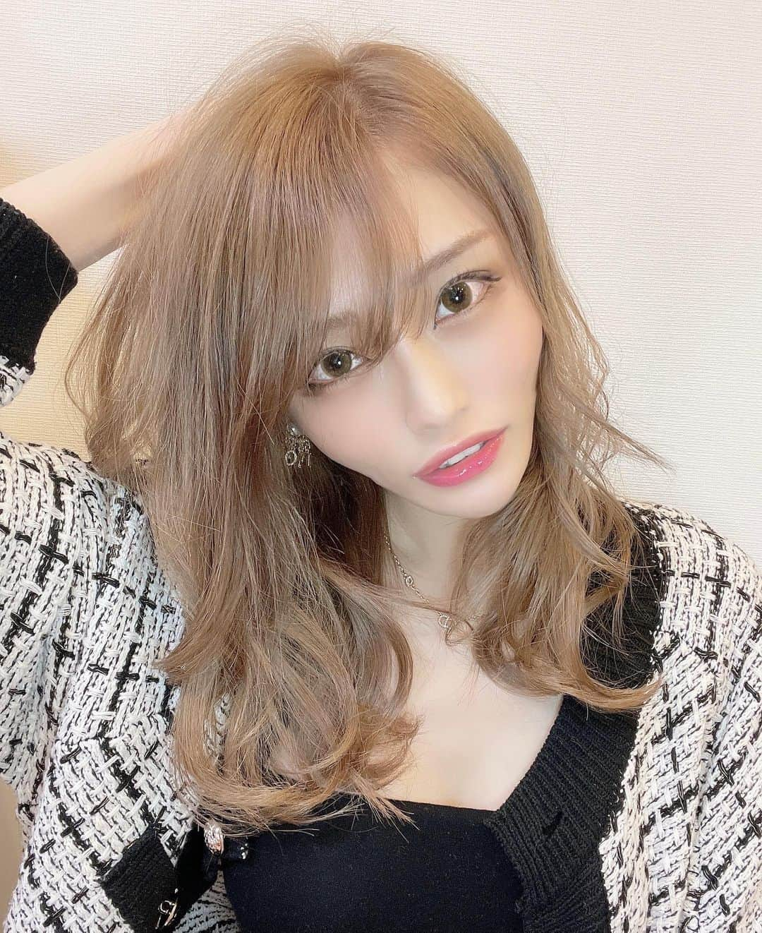 七瀬ひなさんのインスタグラム写真 - (七瀬ひなInstagram)「髪の毛染めました🧖‍♀️💇‍♀️💎💖 安定のかずま氏🥰 @kazuma423  今日とか朝に連絡して急遽入れてもらったの、、、 ブリーチする予定じゃなかったのにブリーチもしてくれたし、トリートメントもいっつも丁寧にしてくれて感謝でしかないー🙇‍♀️💓 そしていつも腹筋崩壊しそうなるくらいまで笑わせてくれてありがとっ🤣💘かずま氏に会ったら元気なる🥲💓 また2w後にねー！！(うそ)  ※8枚目が喉凹スタイルすぎる、、🤔🥲🥺💘  かずま氏のサロン ↓↓↓  THE SALONSってところの "Akua" と言う個室サロン🧖‍♀️💇‍♀️💎💖 場所は  渋谷区神宮前3-42-2 VORT外苑前III 2F  気になる方はかずま氏に直接DMしてねー🥰  #七海ひな #AV女優 #セクシー女優 #美容院 #サロン #ヘアカラー #トリートメント #サイエンスアクア #ブリーチ #サロモ #サロンモデル #aujua」2月7日 21時42分 - piyo0717