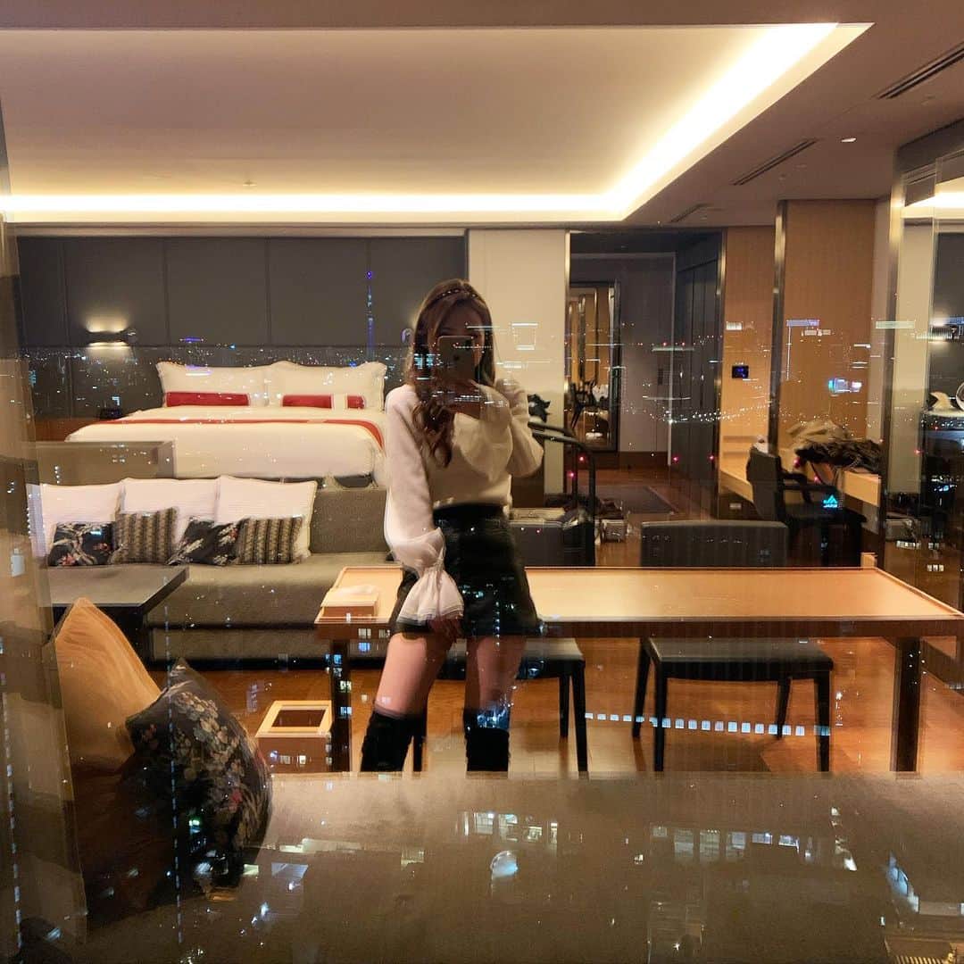 HIMEKAのインスタグラム：「. . 夜景を伝えたいが部屋がはっきり写る🤣 最高なお部屋😌✨ . . お風呂入ってゆっくりしよーっと🛁 . . #ザプリンスギャラリー東京紀尾井町  #ザプリンスギャラリー」