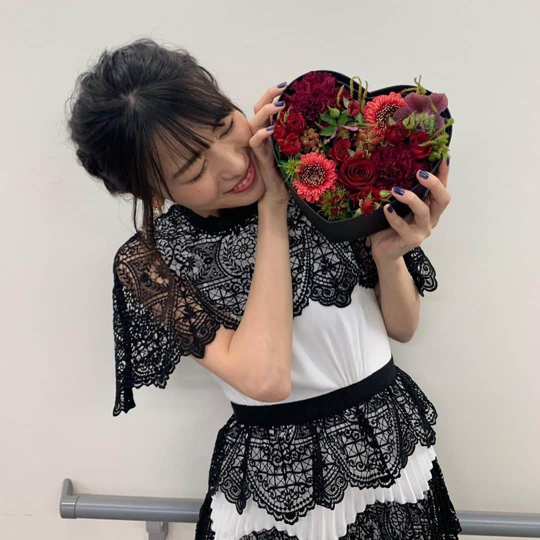 矢島舞美さんのインスタグラム写真 - (矢島舞美Instagram)「. 幸せいっぱいで迎えた29歳‼︎本当に本当に感謝の気持ちでいっぱいです。開催できるかも危ぶまれたバースデーイベント、たくさんの方の協力や対策のおかげで、無事に開催する事ができました（ ; ; ）私の誕生日の為に頑張って準備をして下さったスタッフさんたち、大将、そして今年も温かい愛で包んでくれた、やじまんずのみんな。。。本当にありがとうございました（ ; ; ）幸せ者だな〜（ ; ; ）こんな状況下なので、参加してくれるのも決断がいったと思うし、参加できなかった方も、安全面、健康面を考えたり色んな配慮があったと思います。だから遠くからお祝いの気持ちを飛ばす事を決めた！という方たちにも、その気持ちに感謝しています。 10歳で芸能界に入り、29歳になるまで、毎年こうしてたくさんの人にお祝いしてもらえるって本当に特別なことだよね！また忘れたくない思い出ができました。 29歳。いつか振り返った時に、あの時は世界中が大変な時だったなって思い返すと思います。それでもそんな中に楽しいこと、幸せな事、ほっこりすること、大笑いする事、嬉しい事、たくさんの光を見つけて、最高の29歳だった！と胸張って言えるような1年を過ごしたいと思います✨ 最後の20代思いっきり楽しむぞ‼︎ 29歳の矢島舞美も、どうぞよろしくお願いします^_^ . 写真は、スタッフさんたちから頂いた、赤いフラワーボックス♡かわいーねー♡\(//∇//)\ . そして、今日も笑顔にさせてもらいました！大将こと、#鈴木啓太 さん‼︎ 矢島の無茶振りにも応えてくれて、一緒にYaziUというこの日限りのユニットが組めたのも楽しかったです。いつも本当にありがとうございます（ ; ; ） 安定の真顔ショットも載せておきます‼︎ . そしてたくさんの方からのお祝いLINE、お祝いメッセージ、とっても嬉しかったです（ ; ; ） 矢島の周りにいるたくさんの素敵な方たちと出会えた事が私の財産♡これからも大切にしていきます！ . 最後に、お父さん、お母さん、生んでくれてありがとう♡ コロンも15歳おめでとう♡15歳になってくれて、ありがとう♡ . . #矢島舞美#誕生日#やじまんず」2月7日 21時52分 - maimiyajima_official_uf