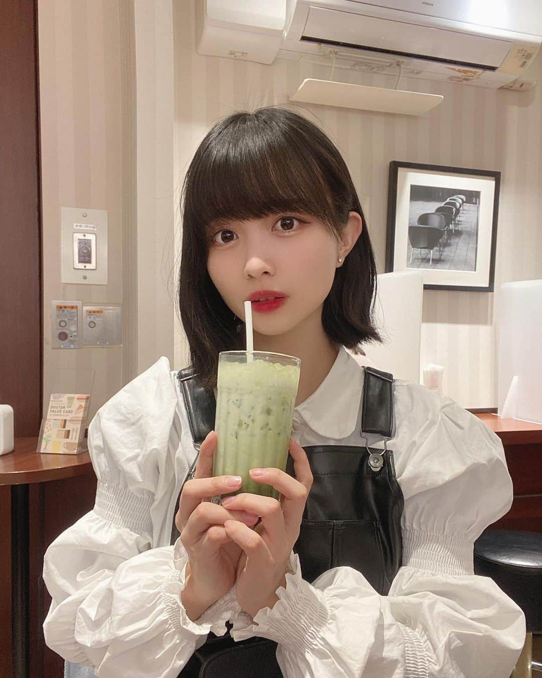 桜木ことさんのインスタグラム写真 - (桜木ことInstagram)「♡ ﻿ ﻿ アイス抹茶ラテ🥛🍃﻿ ﻿ ﻿ カフェ入ると大体抹茶系の飲み物頼んじゃうな〜﻿ みんなはカフェで何飲みますか？💭﻿ ﻿ ﻿ ﻿ #かみやど #ひらがなかみやど #桜木こと #アイドル #idol #japaneseidol」2月7日 21時47分 - koto_sakuragi