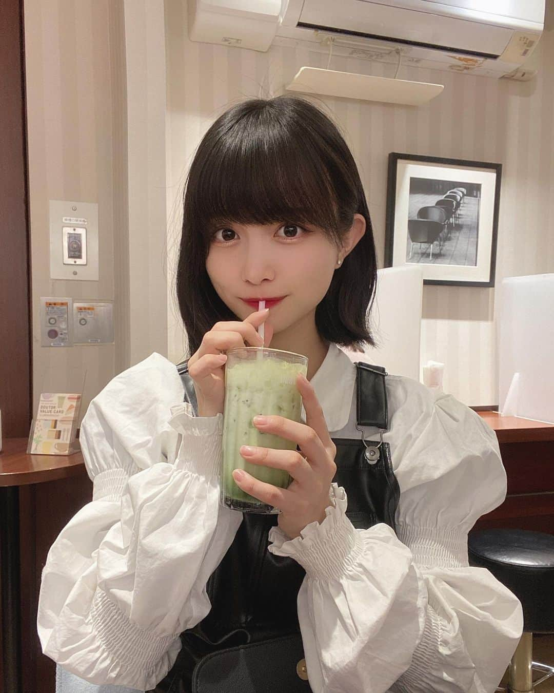 桜木ことさんのインスタグラム写真 - (桜木ことInstagram)「♡ ﻿ ﻿ アイス抹茶ラテ🥛🍃﻿ ﻿ ﻿ カフェ入ると大体抹茶系の飲み物頼んじゃうな〜﻿ みんなはカフェで何飲みますか？💭﻿ ﻿ ﻿ ﻿ #かみやど #ひらがなかみやど #桜木こと #アイドル #idol #japaneseidol」2月7日 21時47分 - koto_sakuragi