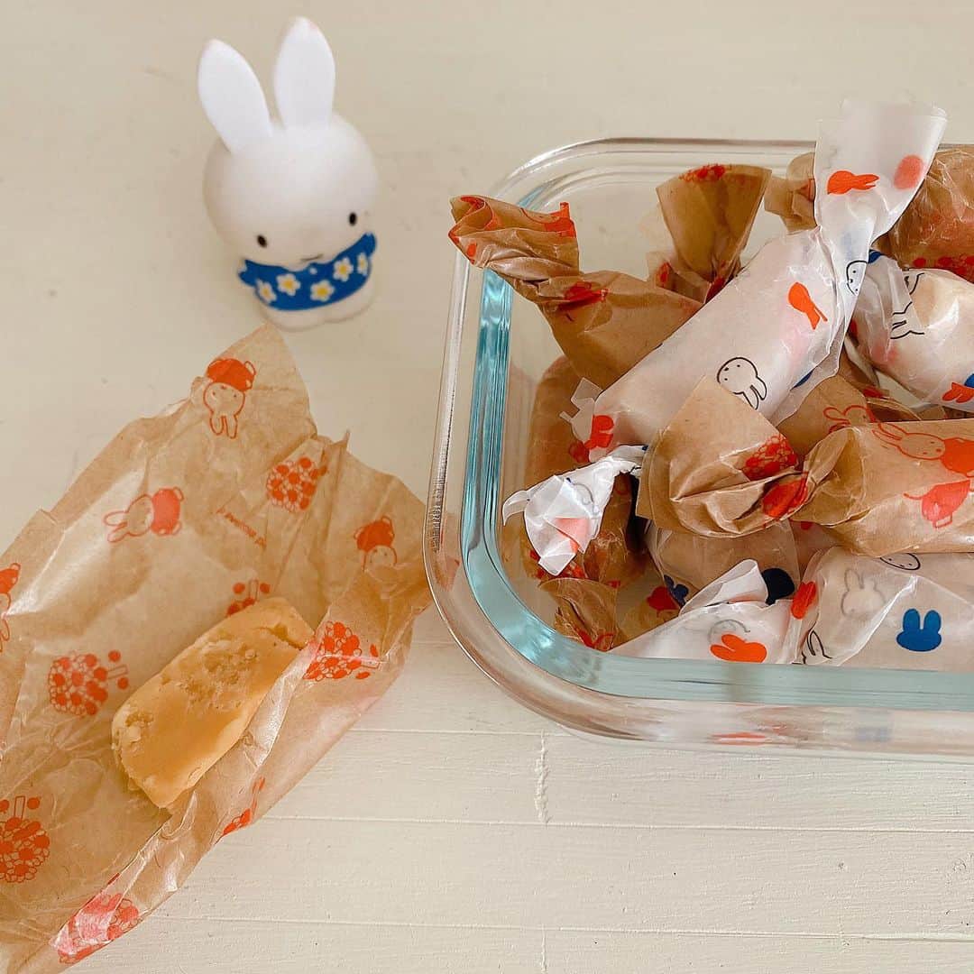 こまけいこのインスタグラム：「ミルクファッジ。  悪魔のスィーツ😈 世界一甘いお菓子と言われてます。  砂糖とバターと生クリームの塊です💧  普段ほとんど生クリームをつかわないので、この間何かで使った(もう忘れてる)あまりをどうにかしないともったいないと思って、生チョコレートにしようと思ってたのになぜかこれ作ってた💧  ミルクファッジ グラニュー糖 練乳 生クリーム 無塩バター ヒマラヤ岩塩  ファッジとは砂糖と生クリーム、練乳、バターで結晶化させたものらしいです。 ほろほろとしていて、甘くて美味しいに決まってる😭 美味しいものはだいたい砂糖とバターと粉でできてるんです😣  自分で作るとわかるのだけど、お菓子ってものすごい砂糖とバターの量を使うわけです。 これって売ってるものにも使われてるわけで、そりゃ美味しいけど太るよね…。 時々こうやって再確認して自戒の念に苛まれるわけです。  ちなみに作った分量で計算したところ、一粒60kcalぐらいでした😱 日々の我慢が吹っ飛ぶような数字で 、せめてもとこの間買った可愛いワックスペーパーに包んでみました。  この後、生クリーム消費第2弾続きます…  #ミルクファッジ　#世界一甘いお菓子　#悪魔のスィーツ　#ダイエット中ってなんや？　#一粒の破壊力　#罪悪感の中の幸せ　#夜はオートミール米化　#みんなで美味しくいただきます」